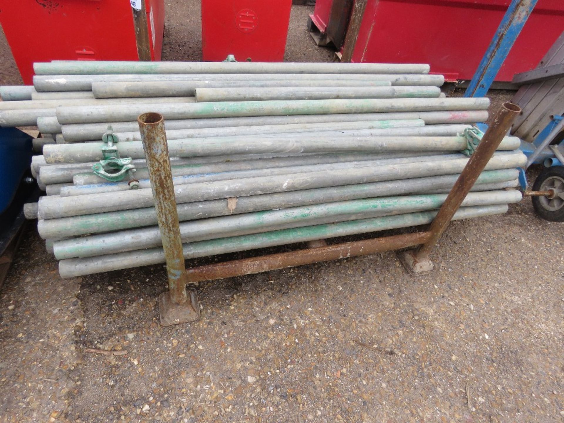 STILLAGE CONTAINING A LARGE QUANTITY OF SHORT LENGTH SCAFFOLD TUBES 3-5FT LENGTH APPROX. - Bild 2 aus 3