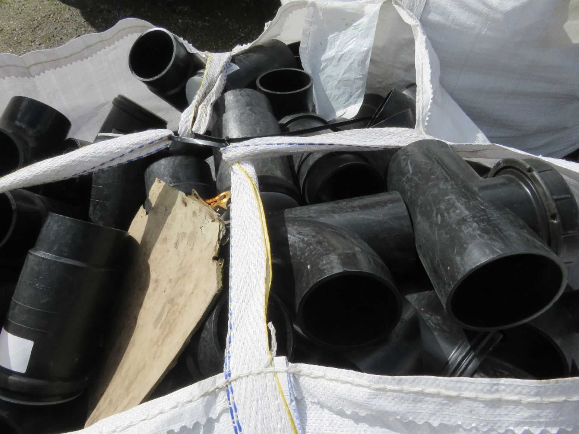 2 X BULK BAGS CONTAINING PLASTIC PIPE JOINTS AND FITTINGS. - Image 5 of 5