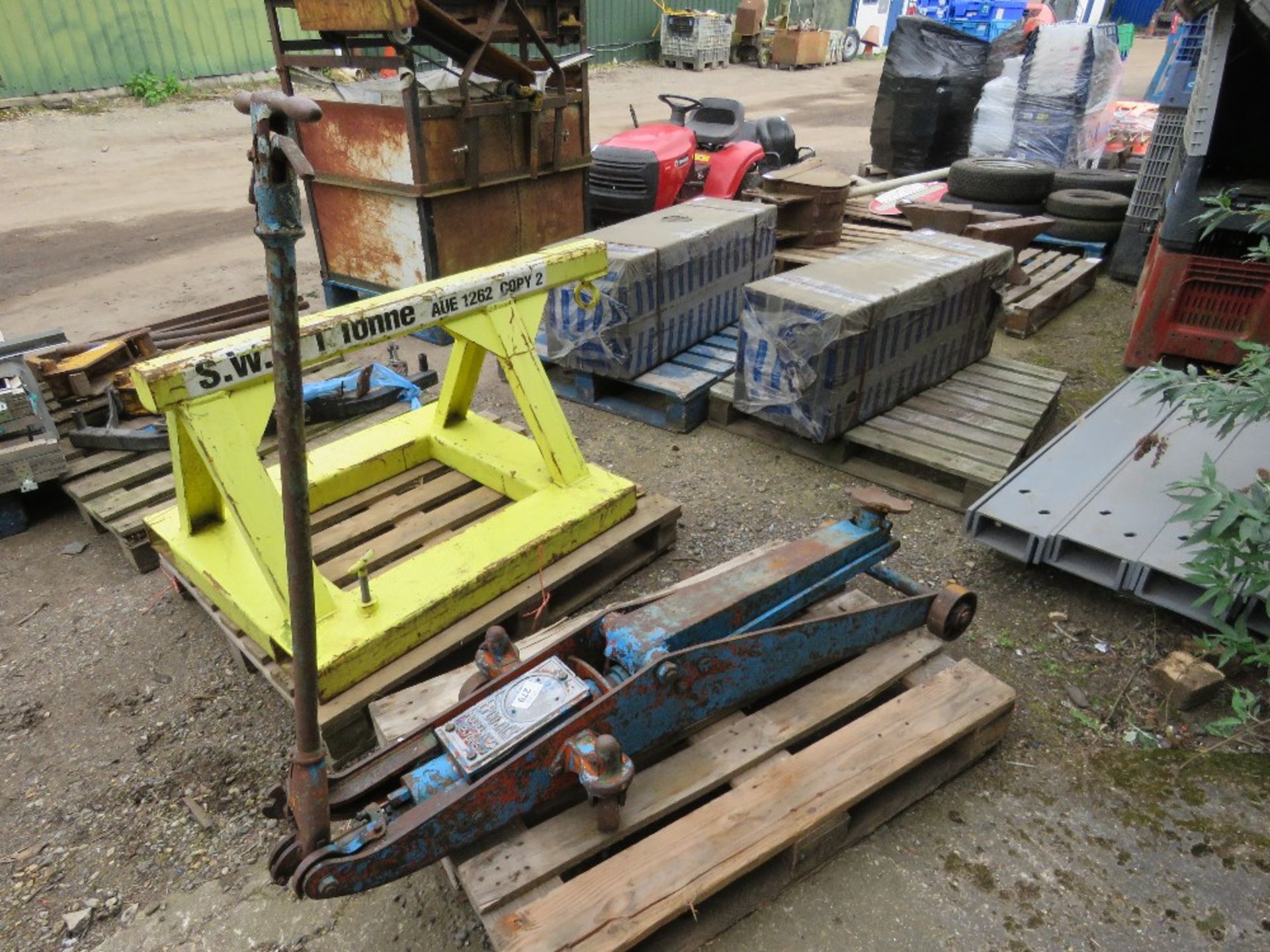 LARGE SIZED EPCO TROLLEY JACK.....THIS LOT IS SOLD UNDER THE AUCTIONEERS MARGIN SCHEME, THEREFORE NO