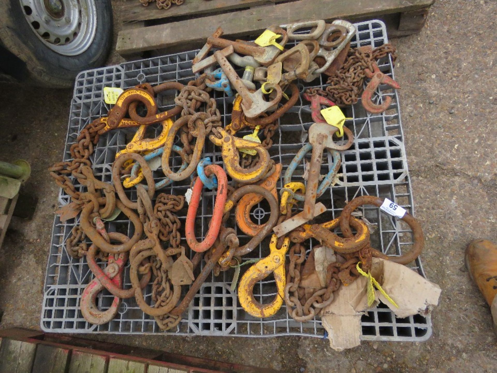 PALLET CONTAINING SINGLE DROP CHAINS, LIFTING PINS ETC.........THIS LOT IS SOLD UNDER THE AUCTIONEER