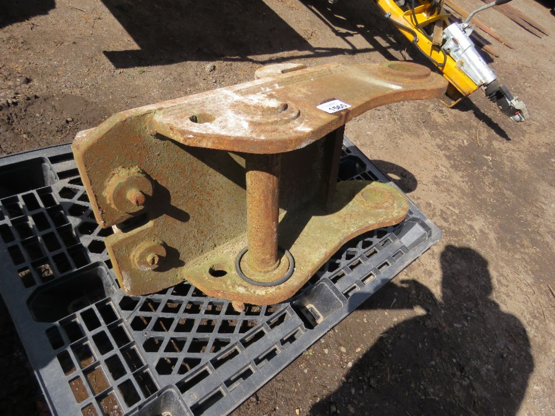 SPECIALIST EXCAVATOR MOUNTED ADAPTOR HITCH ASSEMBLY, 80MM TOP PINS, 65MM BOTTOM HOOKS APPROX.