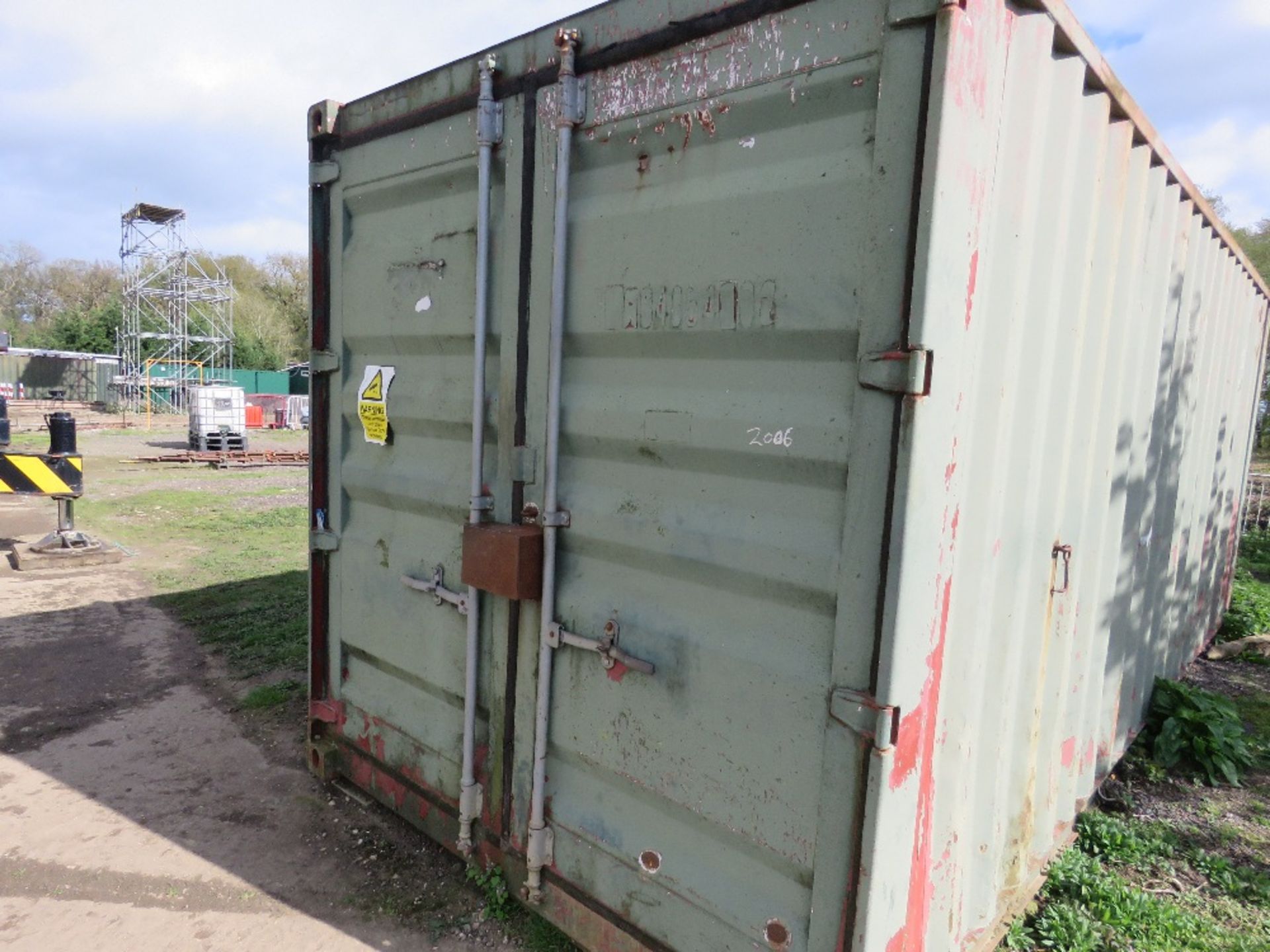 SECURE 20FT SHIPPING CONTAINER WITH LOCKBOX. UNLOCKED AND EMPTY. APPEARED SOUND AND DRY. BEING SOLD - Image 2 of 7