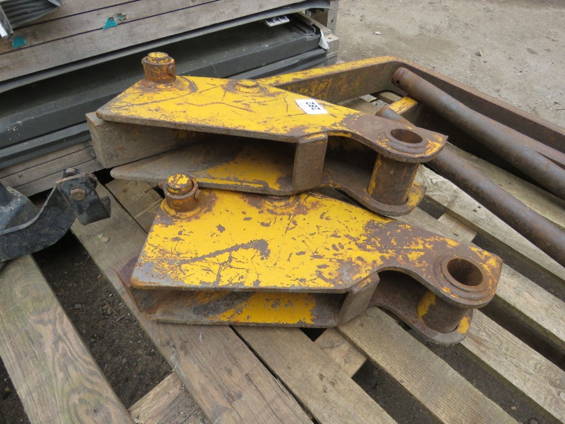 PAIR OF FORKS FOR JCB TYPE BACKHOE LOADER WITH BARS. - Image 4 of 4