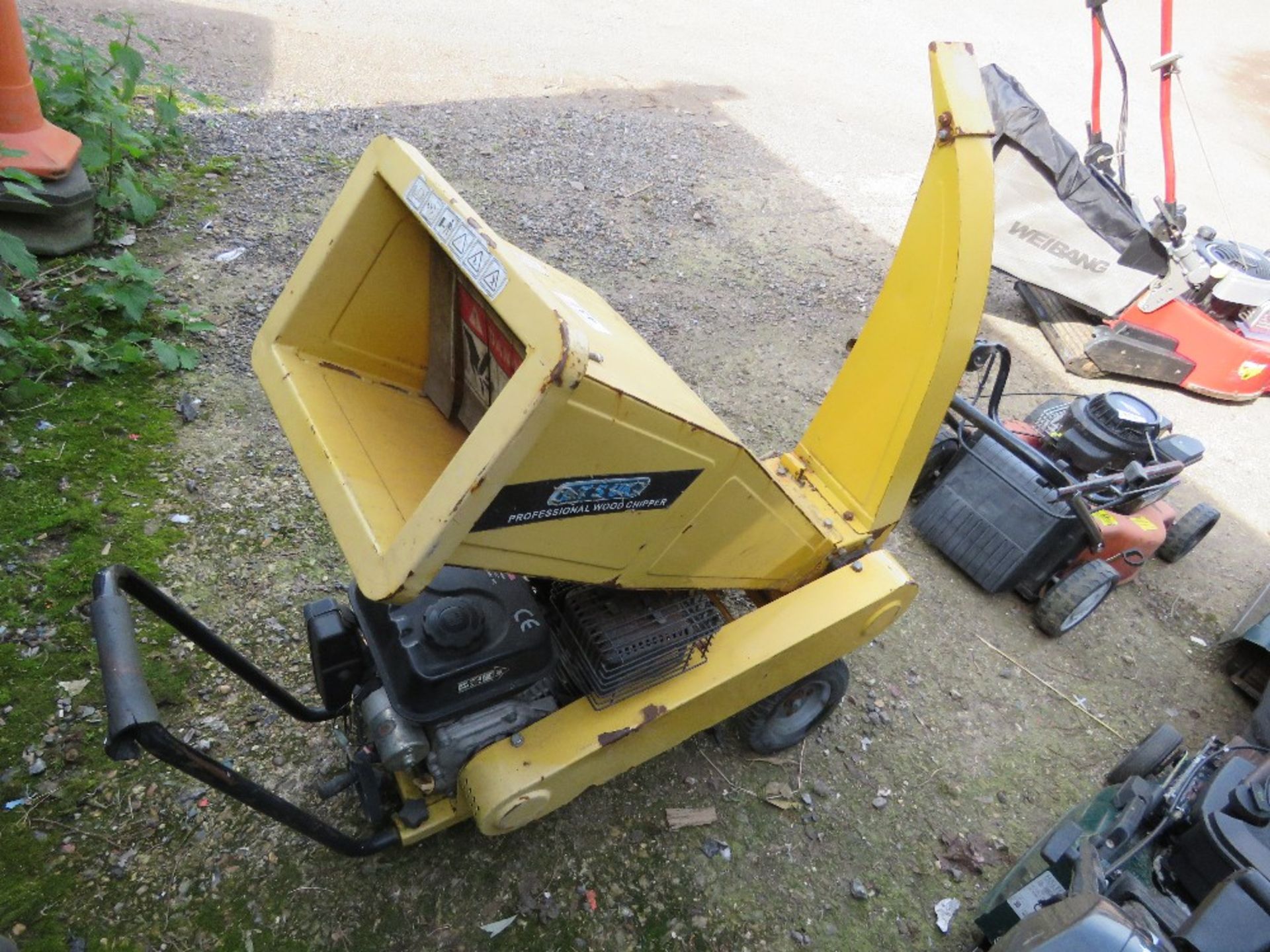 PETROL ENGINED GARDEN CHIPPER/SHREDDER.....THIS LOT IS SOLD UNDER THE AUCTIONEERS MARGIN SCHEME, THE - Image 5 of 6
