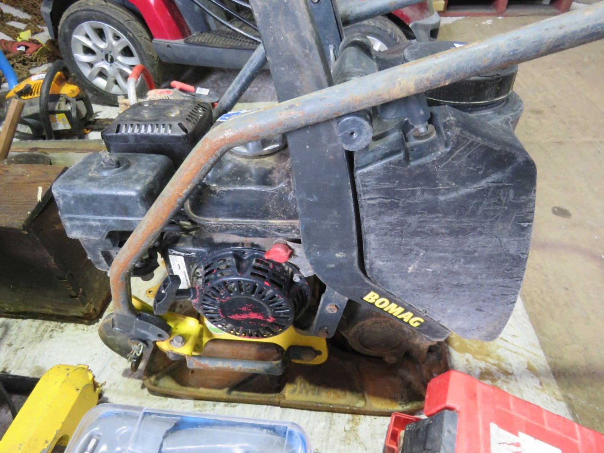 BOMAG PETROL ENGINED COMPACTION PLATE WITH A WATER TANK. - Image 2 of 5