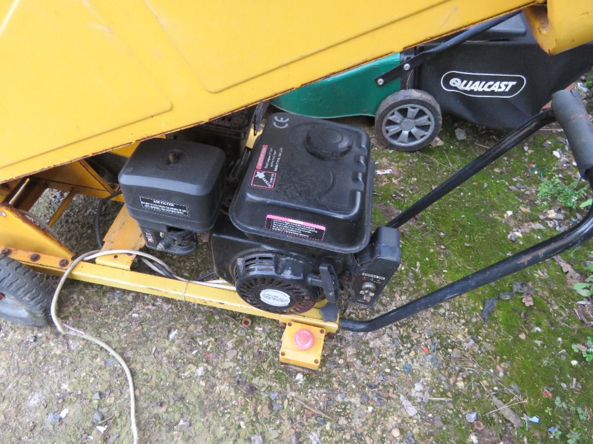 PETROL ENGINED GARDEN CHIPPER/SHREDDER.....THIS LOT IS SOLD UNDER THE AUCTIONEERS MARGIN SCHEME, THE - Image 2 of 6