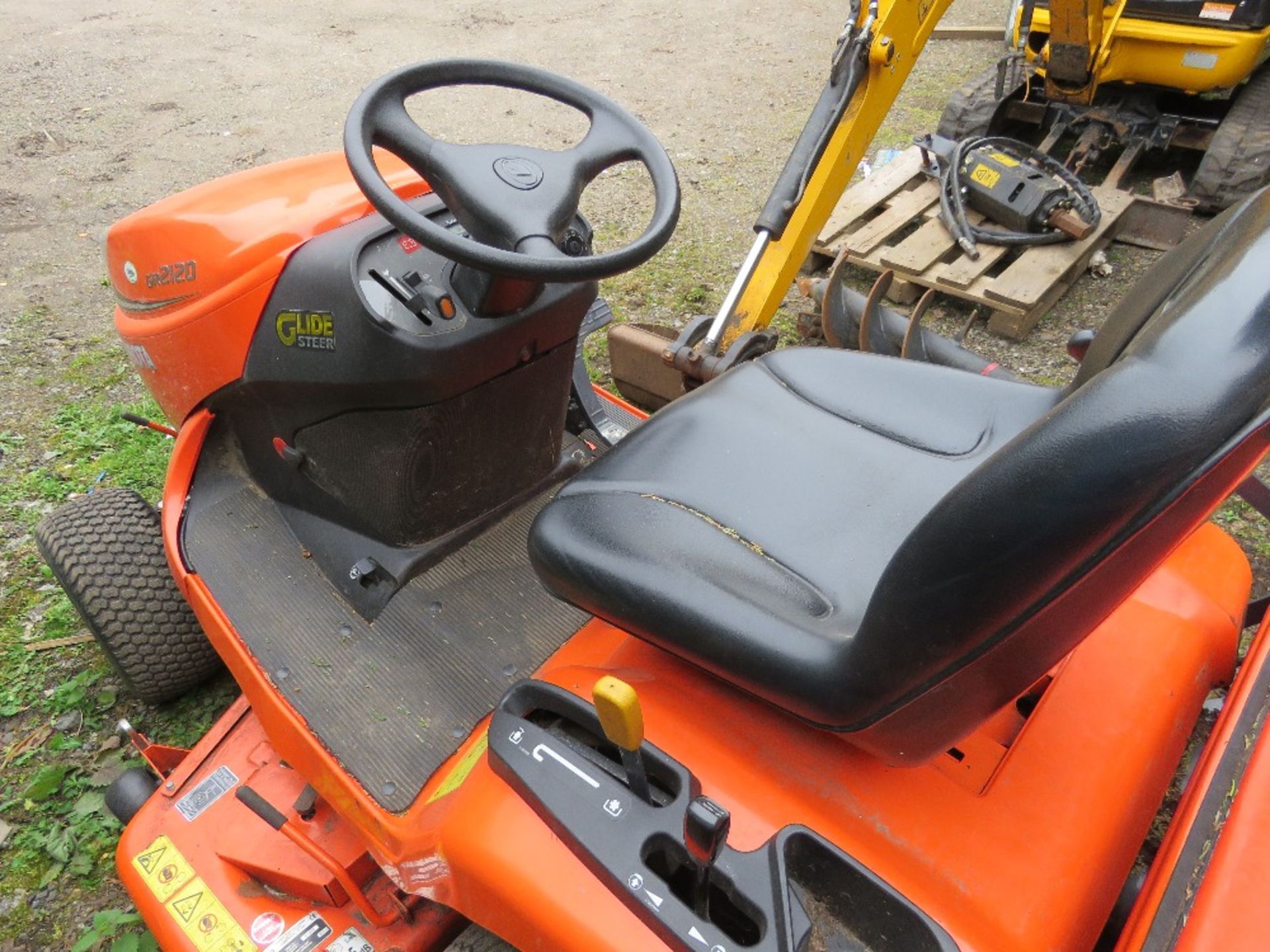 BID INCREMENT NOW £100!! KUBOTA GR2120 DIESEL ENGINED MOWER WITH REAR COLLECTOR, 4WD. - Image 8 of 11