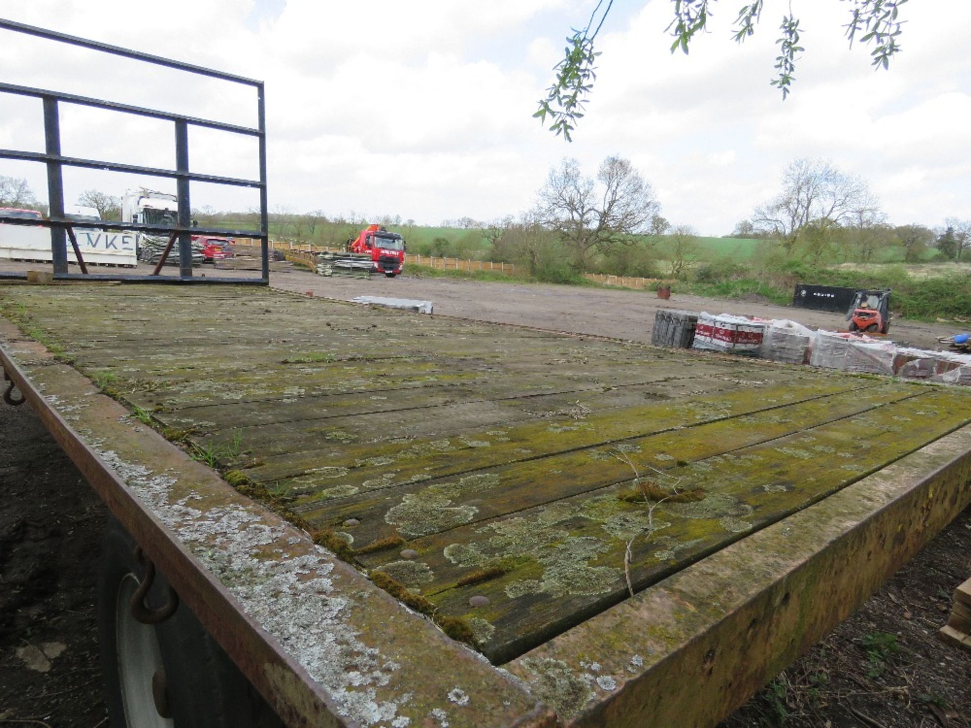 SINGLE AXLED FLAT BED BALE TRAILER, 20FT X 8FT BED APPROX ON SUPER SINGLE WHEELS.....THIS LOT IS SOL - Image 8 of 8