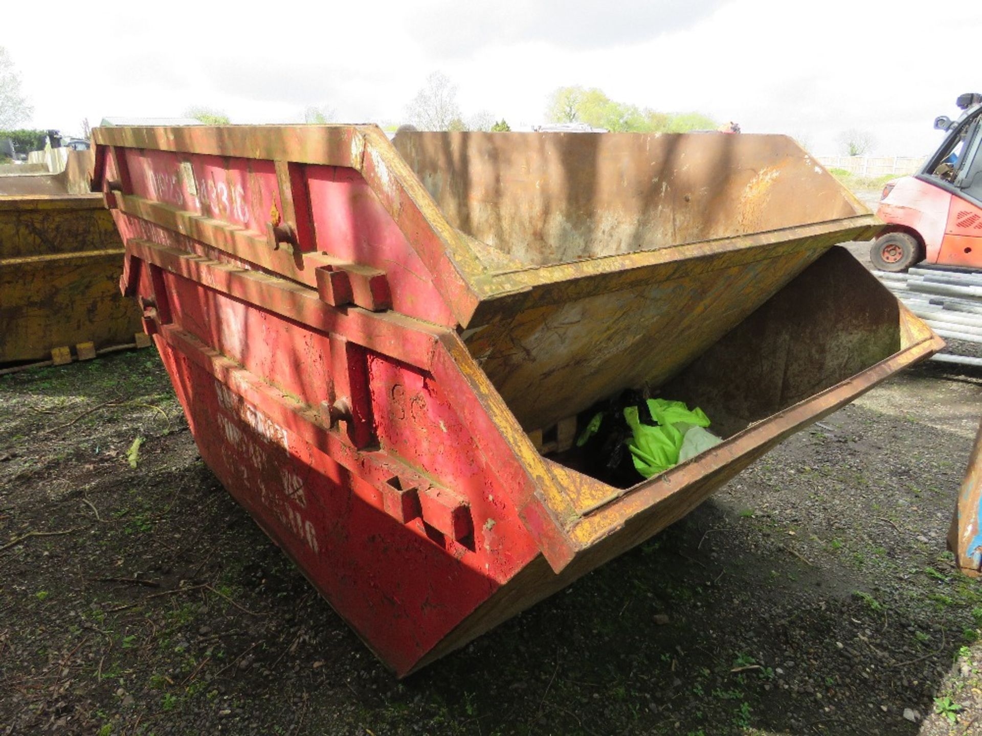 2NO CHAIN LIFT WASTE SKIPS, 8 YARD CAPACITY APPROX. SOURCED FROM COMPANY LIQUIDATION. - Image 3 of 5