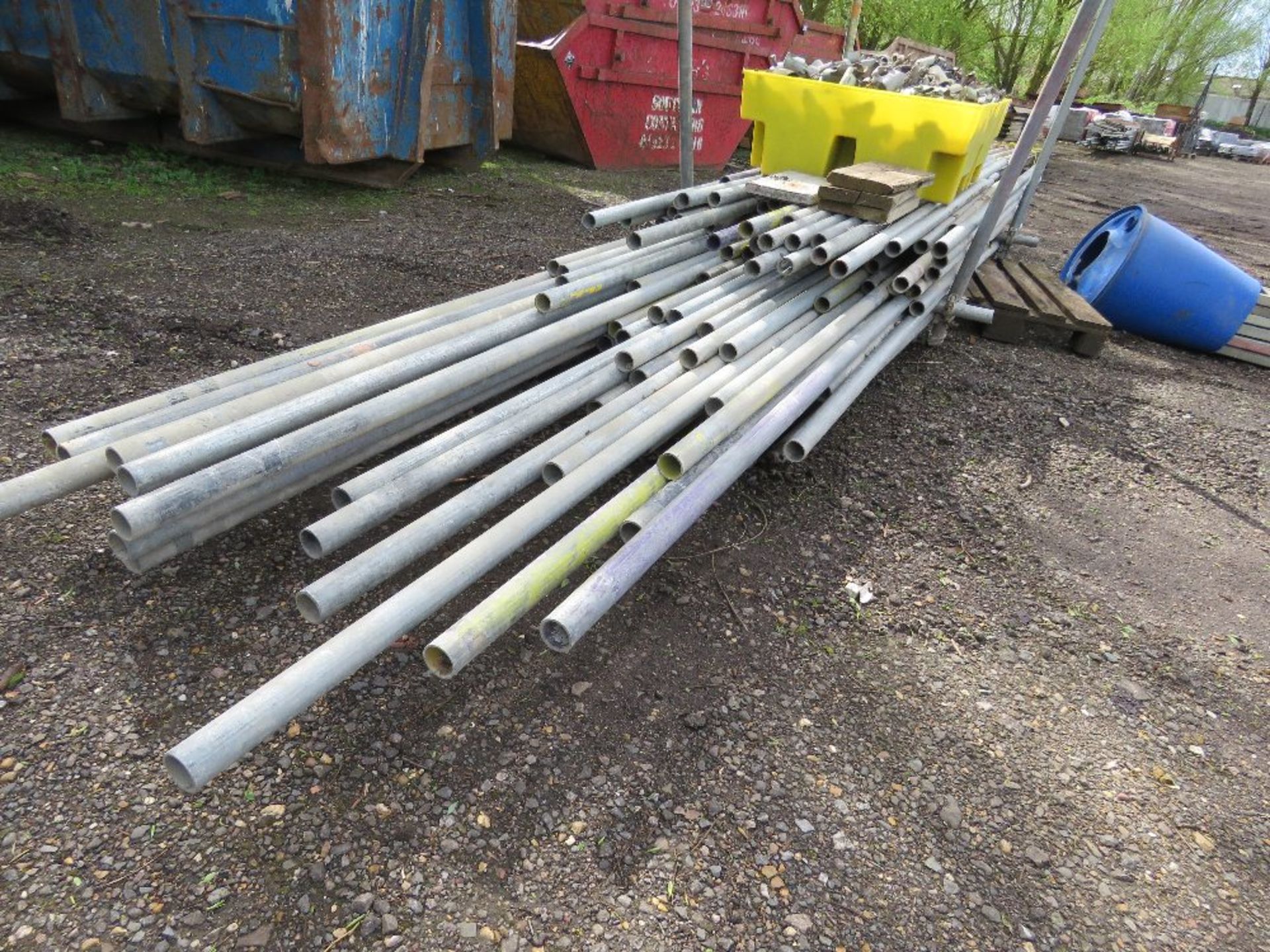 LARGE QUANTITY OF SCAFFOLD TUBES 7FT - 20FT LENGTH APPROX PLUS CLIPS AND STAIR TREADS AS SHOWN. T - Image 6 of 9