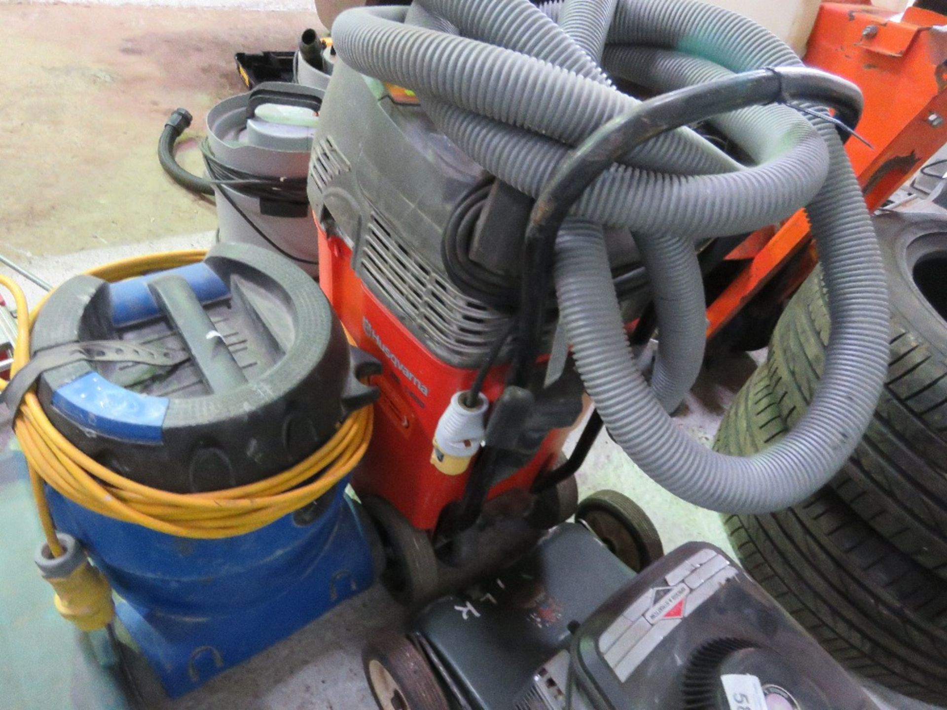 2 X 110VOLT POWERED VACUUM CLEANERS. - Bild 3 aus 3