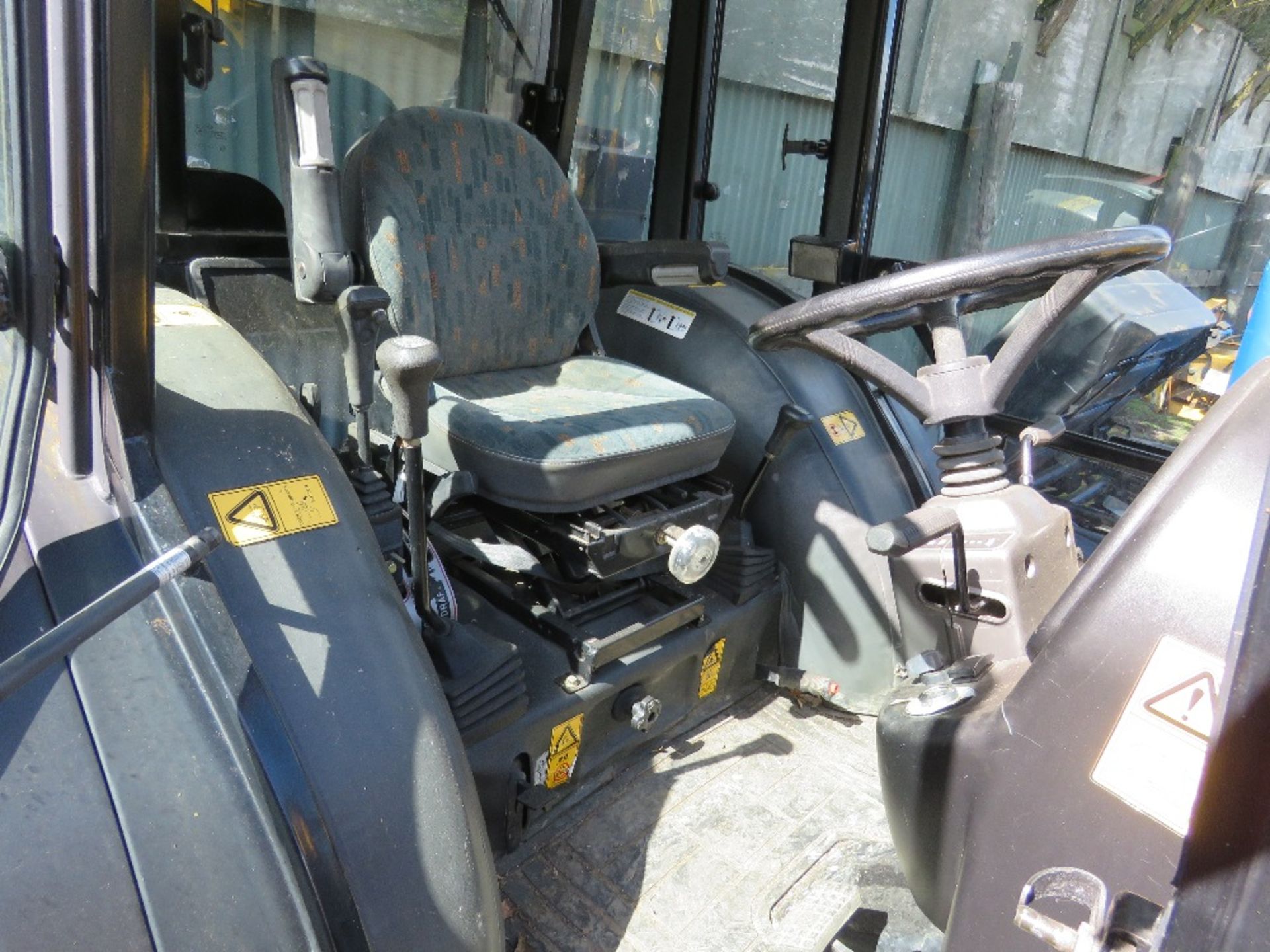 JCB 354 4WD 50HP TRACTOR WITH POWER LOADER ON GRASS TYRES REG:LF57 FSY. YEAR 2008 APPROX WITH V5. 1 - Image 16 of 25