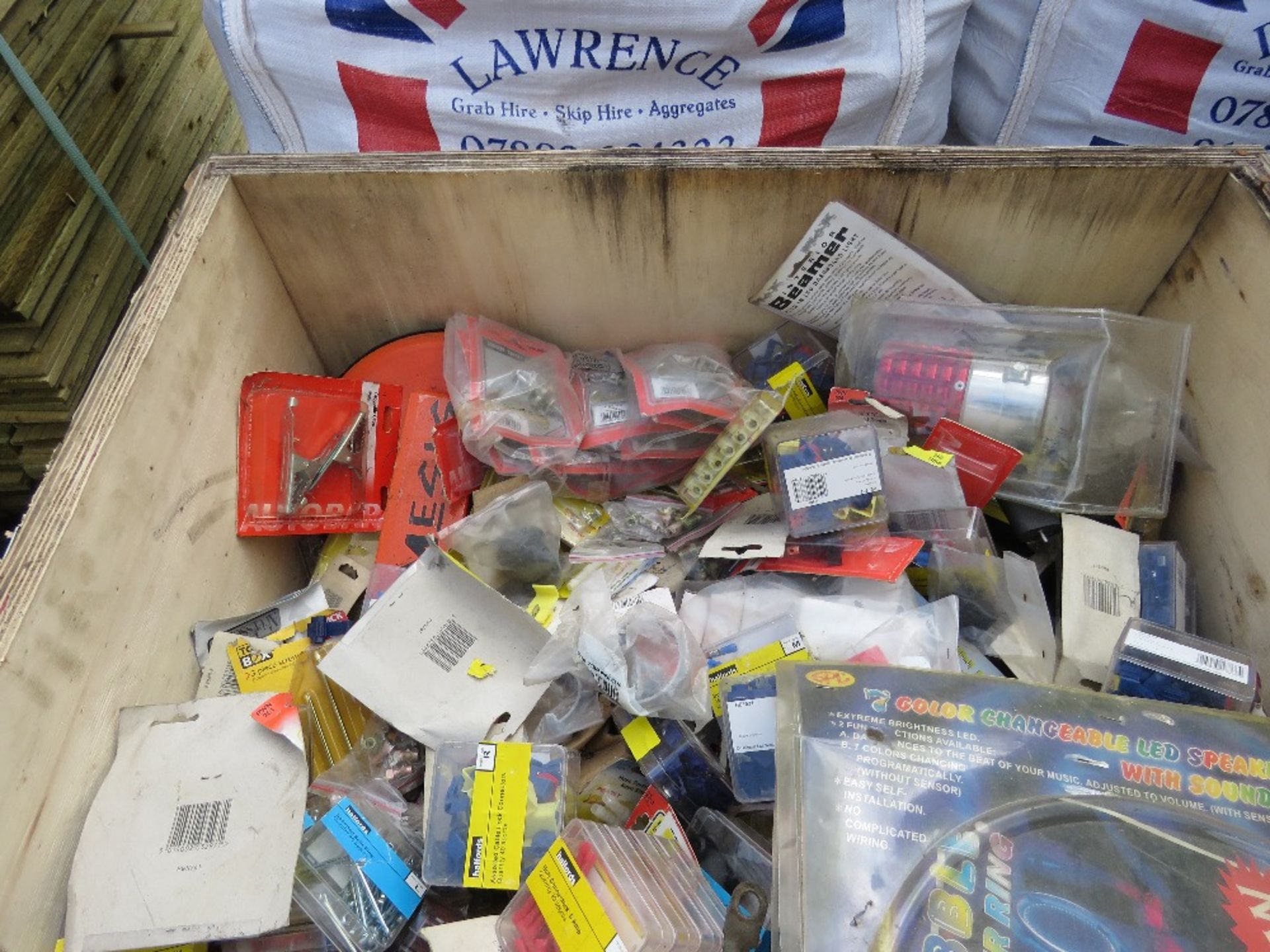 STILLAGE CONTAINING ASSORTED ELECTRICAL AND AUDIO CAR / VEHICLE SUNDRIES, BOLTS, FIXINGS ETC. - Image 8 of 8