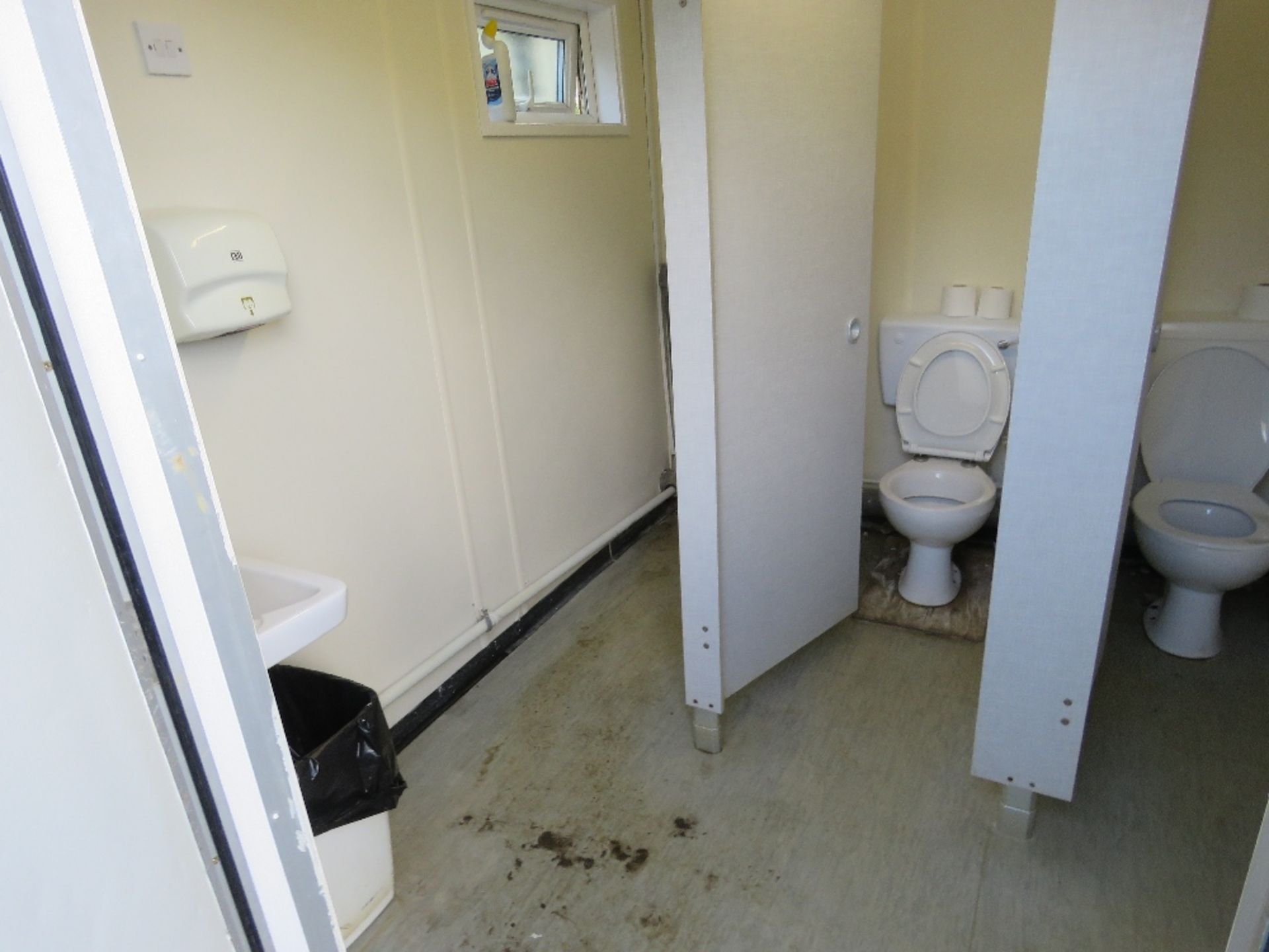 PORTABLE JACKLEG TOILET BLOCK 12FT X 10FT (INCLUDING JACKLEGS) APPROX INCLUDING PLASTIC TANK UNDERNE - Image 2 of 12