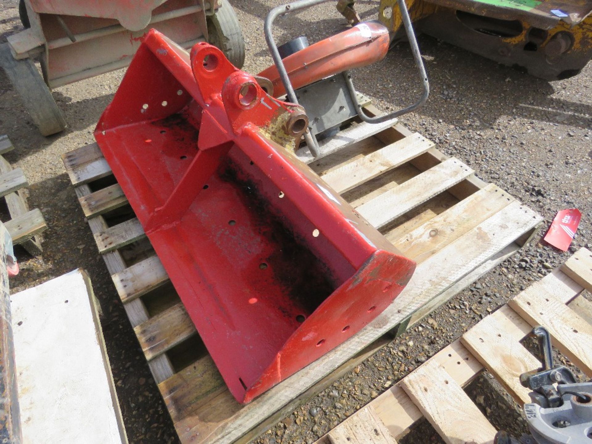GRADING BUCKET FOR EXCAVATOR, 40MM PINS.....THIS LOT IS SOLD UNDER THE AUCTIONEERS MARGIN SCHEME, TH - Image 2 of 3