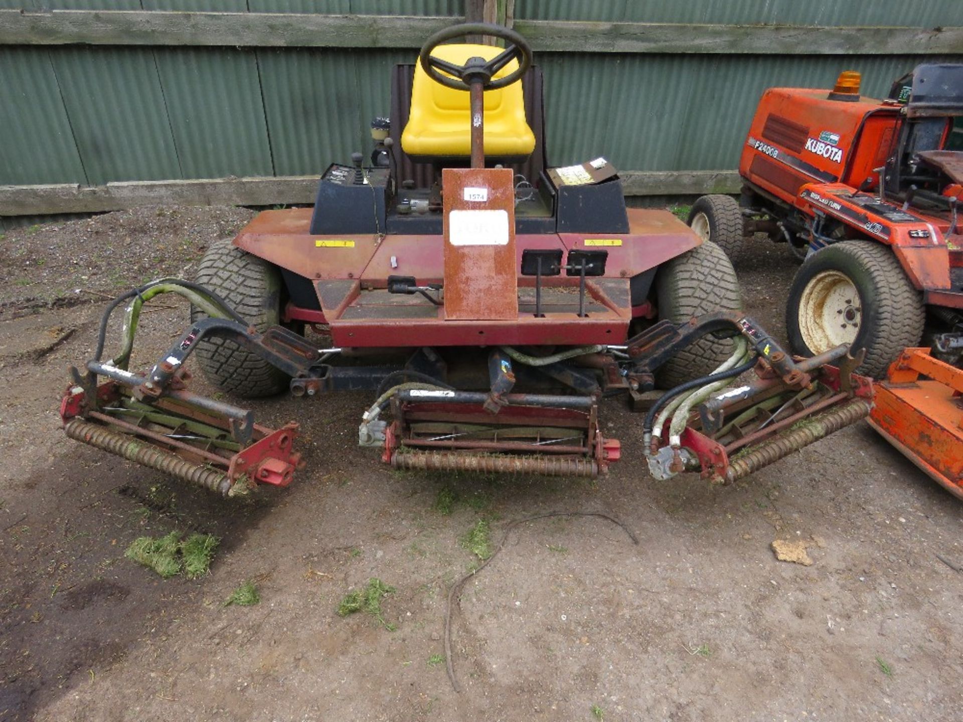 TORO 5 GANG RIDE ON MOWER, 2WD. WHNE TESTED WAS SEEN TO RUN, DRIVE AND MOWERS TURNED.....THIS LOT IS - Image 3 of 9