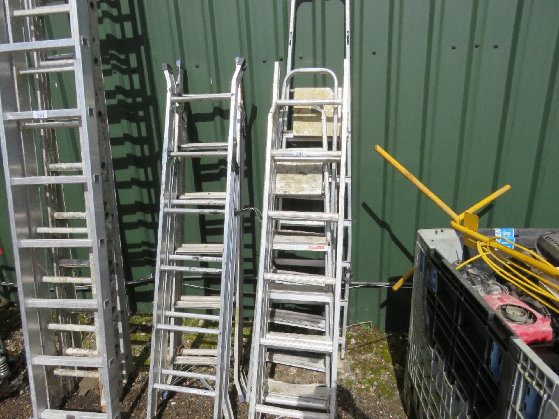 6NO ASSORTED ALUMINIUM STEP LADDERS AND LADDERS AS SHOWN. - Bild 2 aus 4