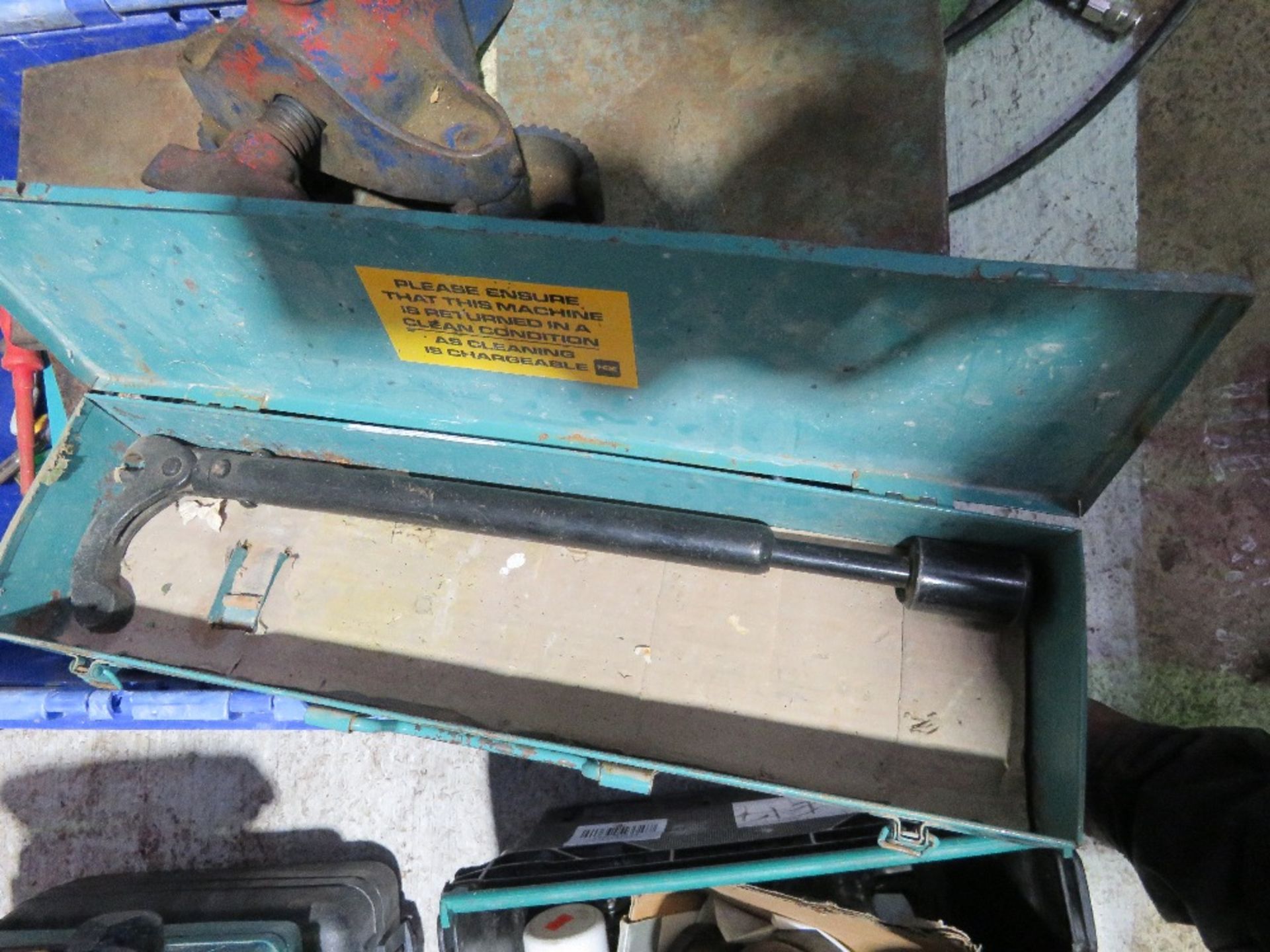 LARGE CRATE OF TOOLS AND SUNDRY ITEMS.....THIS LOT IS SOLD UNDER THE AUCTIONEERS MARGIN SCHEME, THER - Image 2 of 5