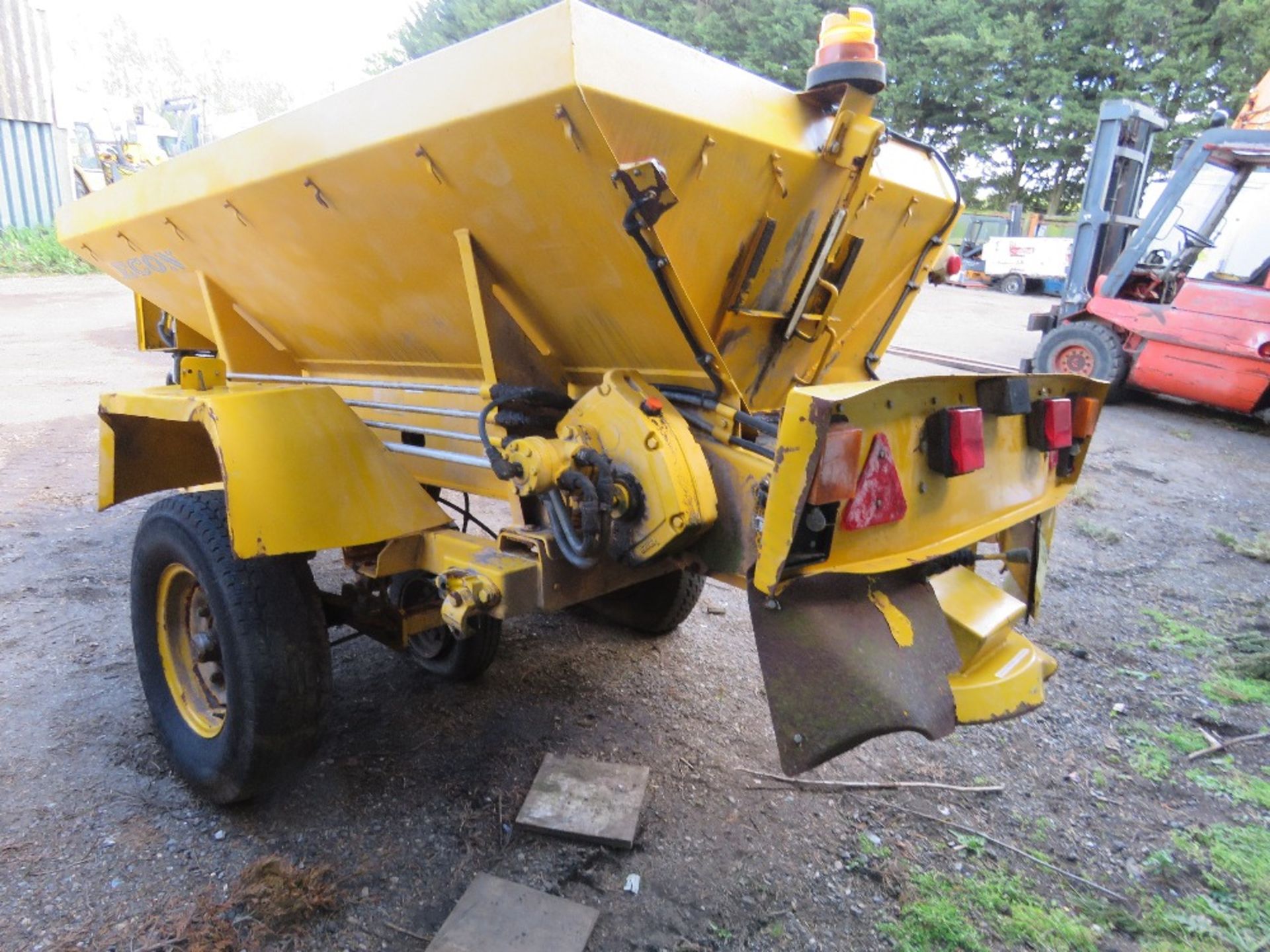 CHARITY LOT!! ECON SINGLE AXLED TOWED SALT SPREADER WITH WHEEL DRIVEN HYDRAULIC SYSTEM. UNUSED FOR - Image 6 of 13