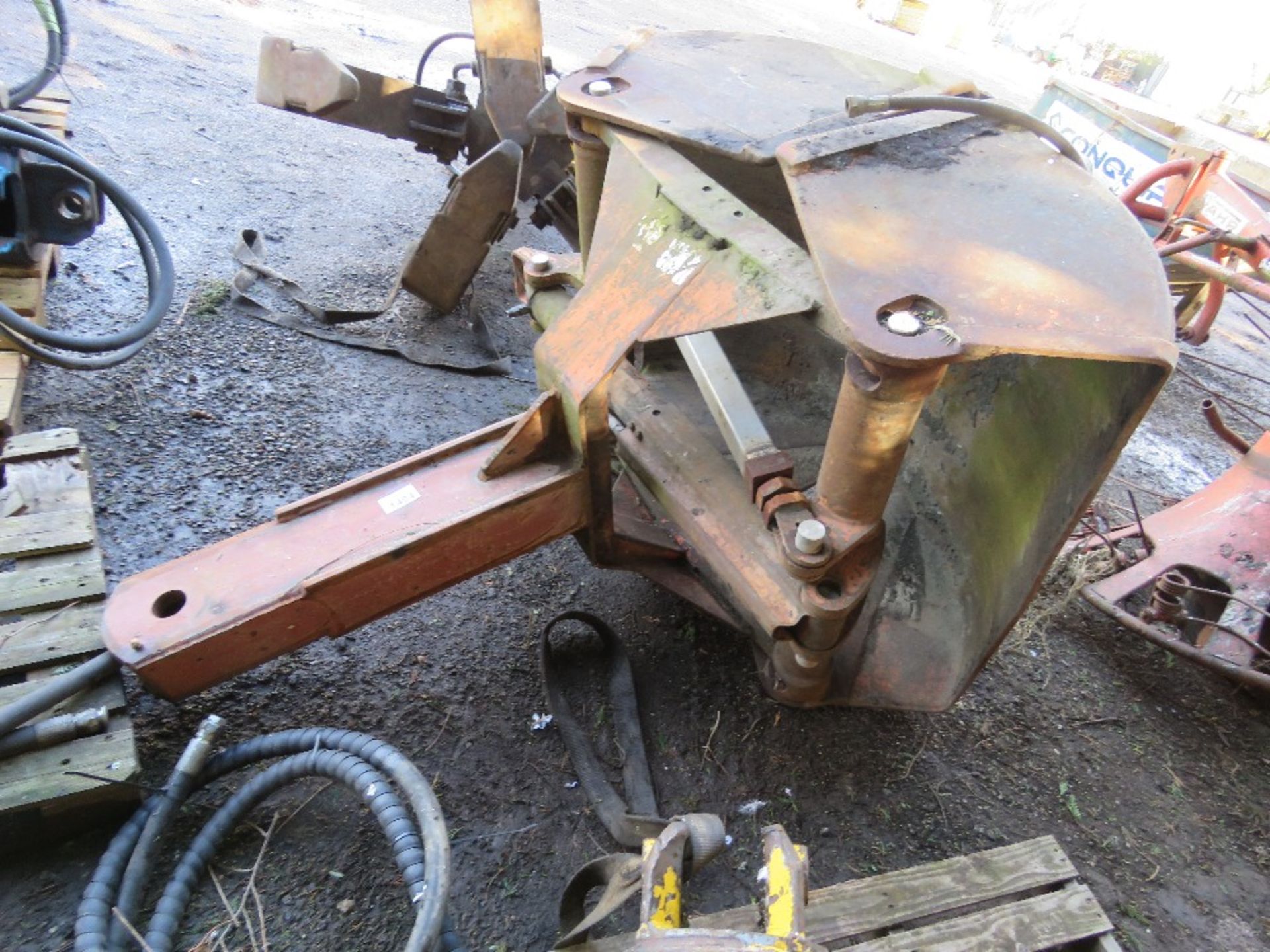 CLAMSHELL EXCAVATOR MOUNTED BUCKET 1 METRE WIDTH WITH 55MM TOP HANGING BRACKET PIN HOLE. . BEING SOL