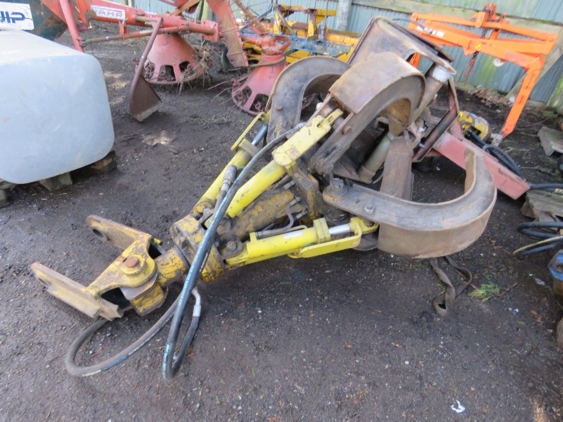 EXCAVATOR MOUNTED 5 TINE SCRAP GRAB WITH ROTATOR ON 65MM PINS, RAMS DONE LITTLE WORK SINCE REFURBISH - Image 2 of 6