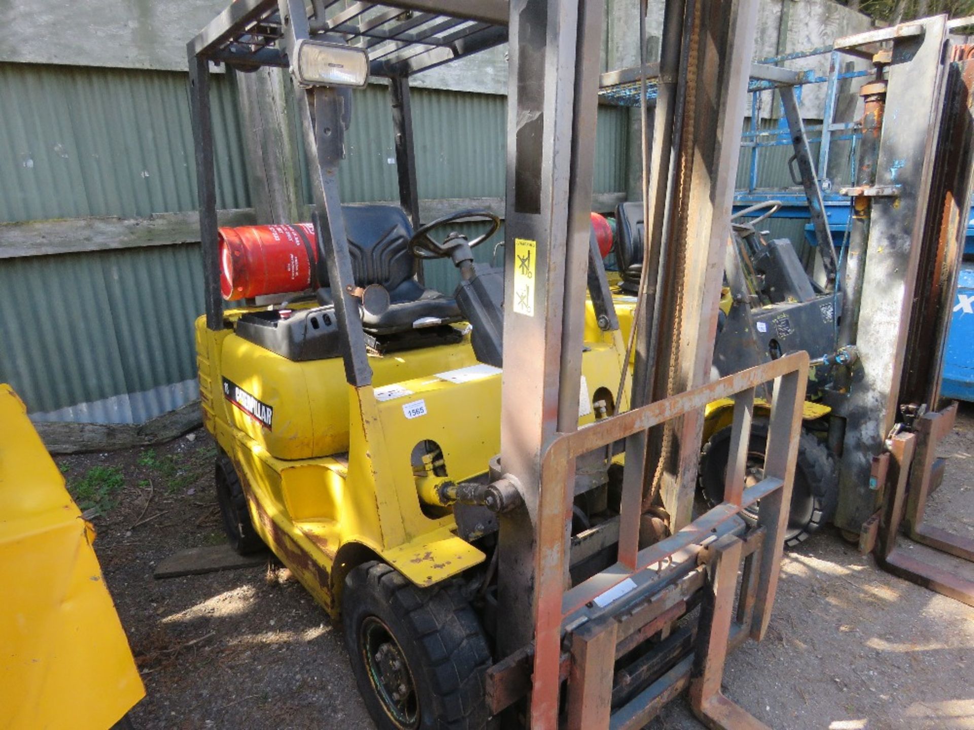 CATERPILLAR GP18 GAS POWERED FORKLIFT. WHEN TESTED WAS SEEN TO START AND RUN BRIEFLY BUT CUTTING OUT - Image 3 of 6