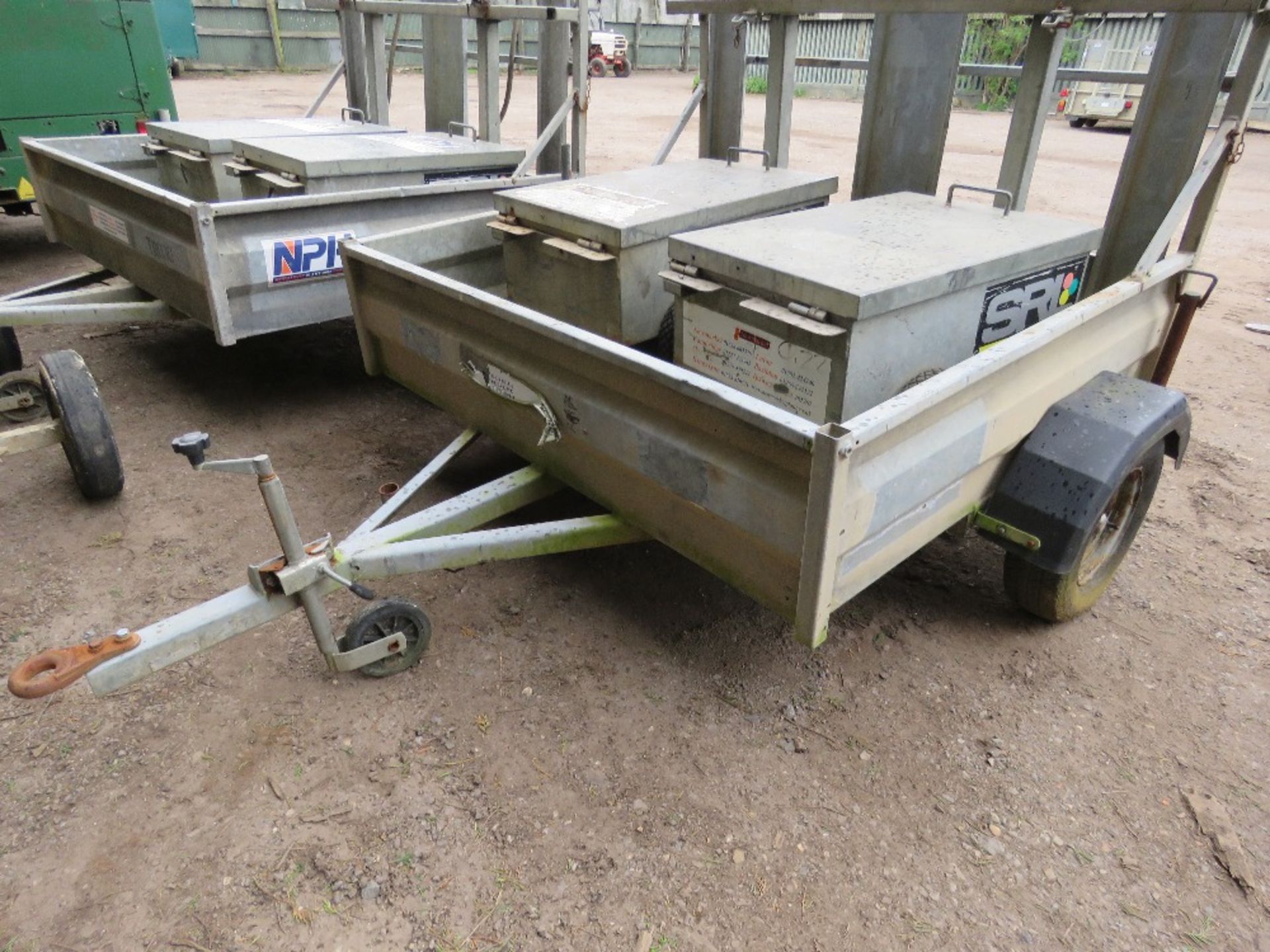 TRAFFIC LIGHT TRAILER AND LIGHTS (NO BATTERIES) INCLUDING A CHARGER UNIT. - Image 4 of 7