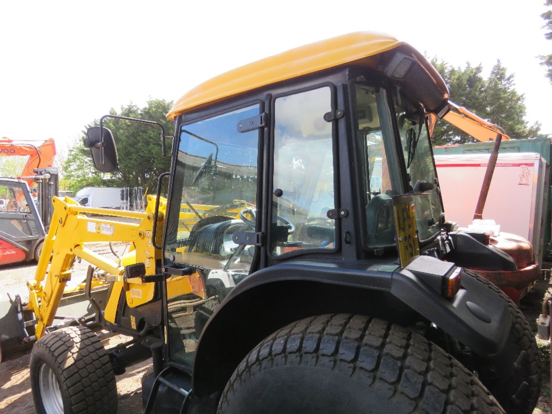 JCB 354 4WD 50HP TRACTOR WITH POWER LOADER ON GRASS TYRES REG:LF57 FSY. YEAR 2008 APPROX WITH V5. 1 - Image 6 of 25