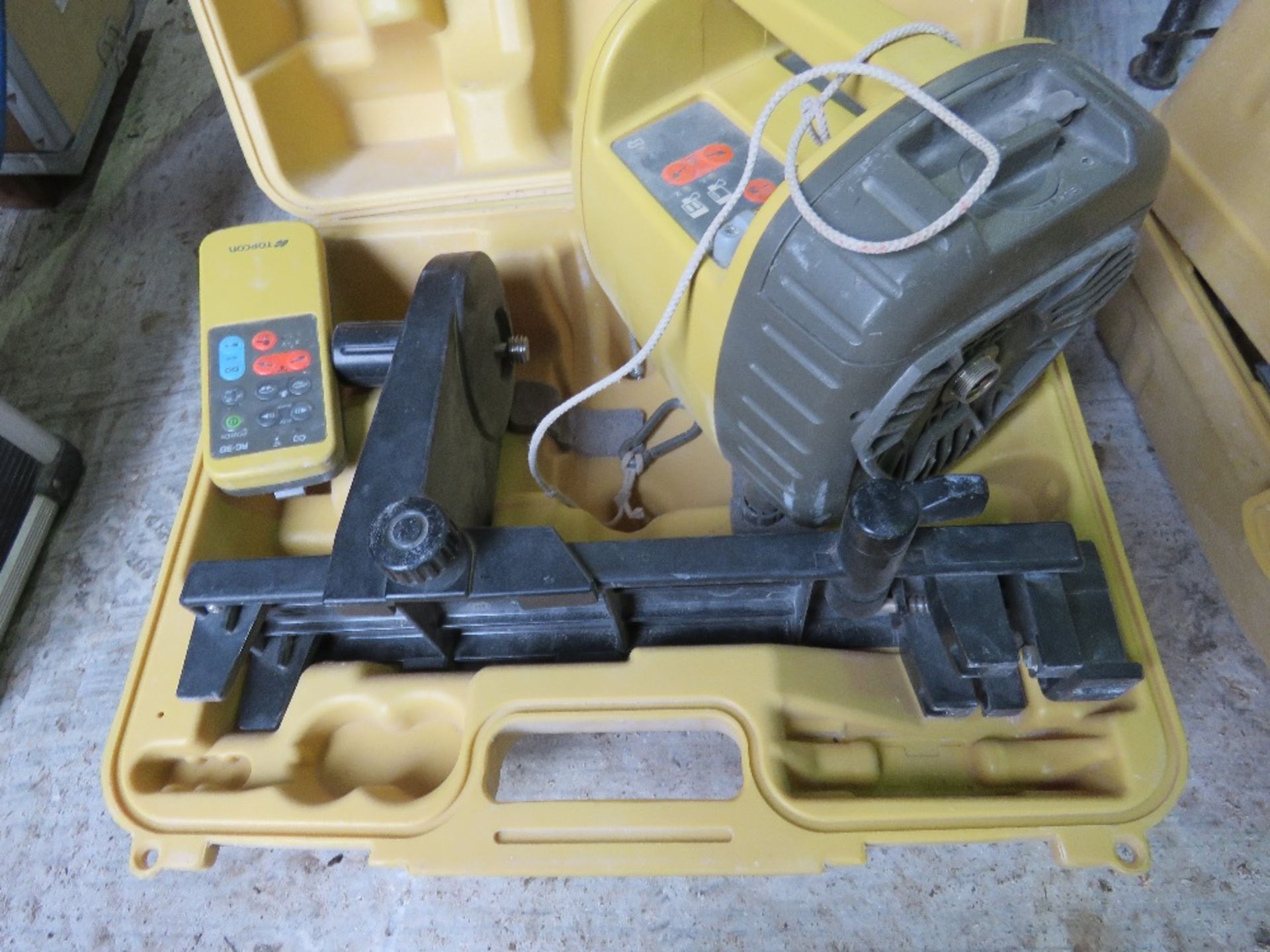 TOPCON RL-VH3D ROTATING LASER LEVEL SET IN A CASE. DIRECT FROM LOCAL COMPANY. - Image 6 of 6