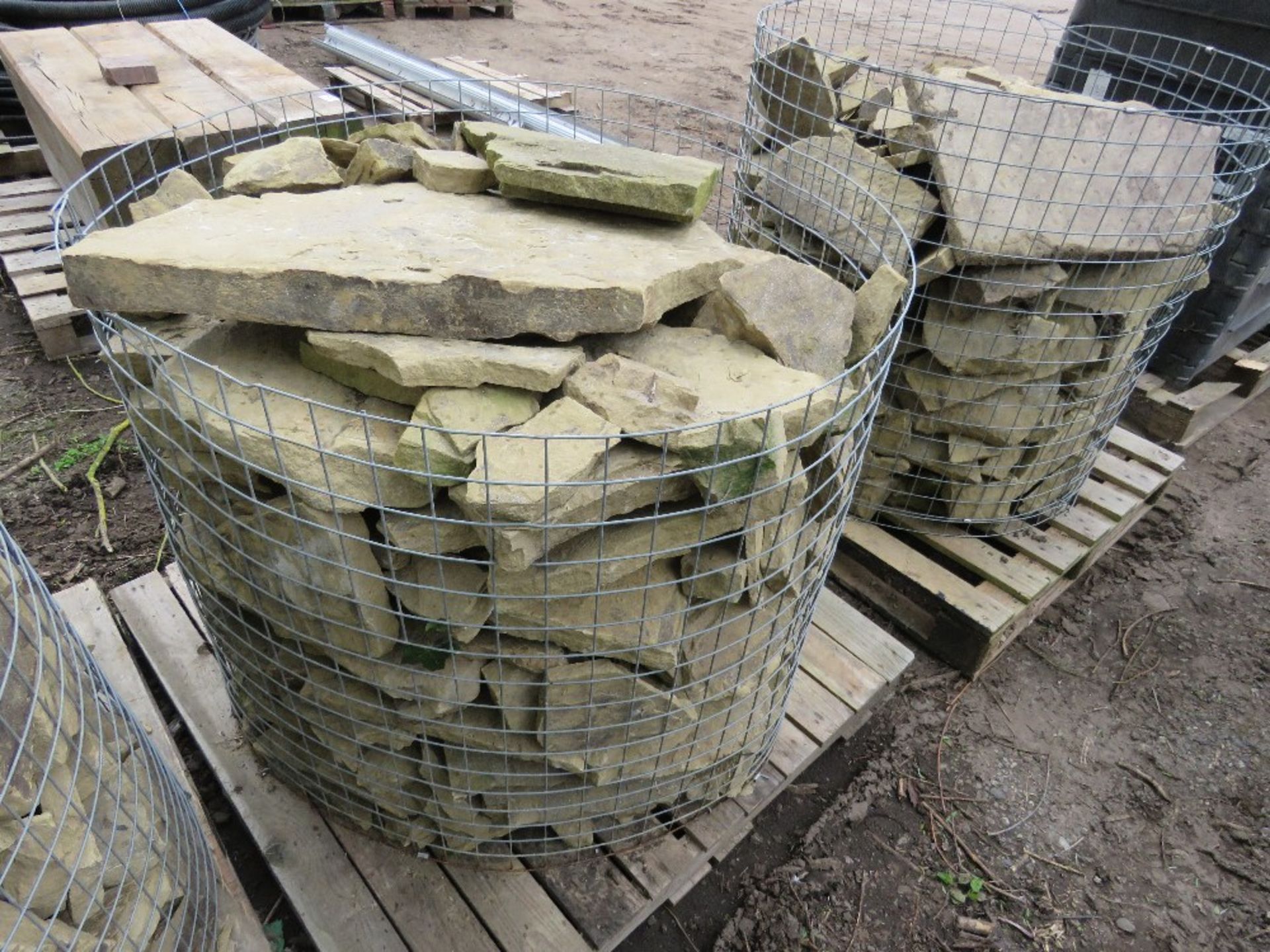3NO LARGE CAGES OF SANDSTONE PAVING PIECES.....THIS LOT IS SOLD UNDER THE AUCTIONEERS MARGIN SCHEME, - Image 6 of 7