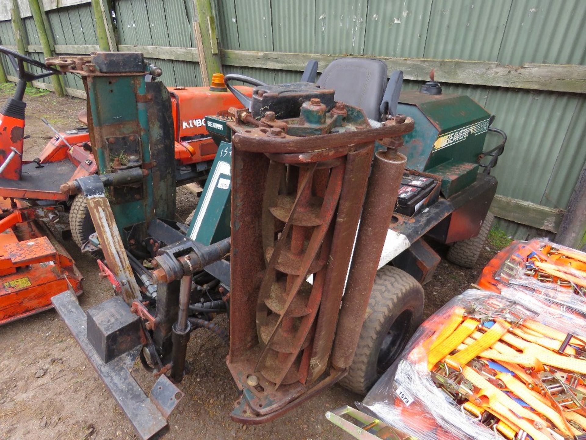 BEAVER T24 4WD RIDE ON TRIPLE MOWER. WHEN TESTED WAS SEEN TO RUN, DRIVE AND MOWERS ENGAED (ONE CUTTE - Image 3 of 9