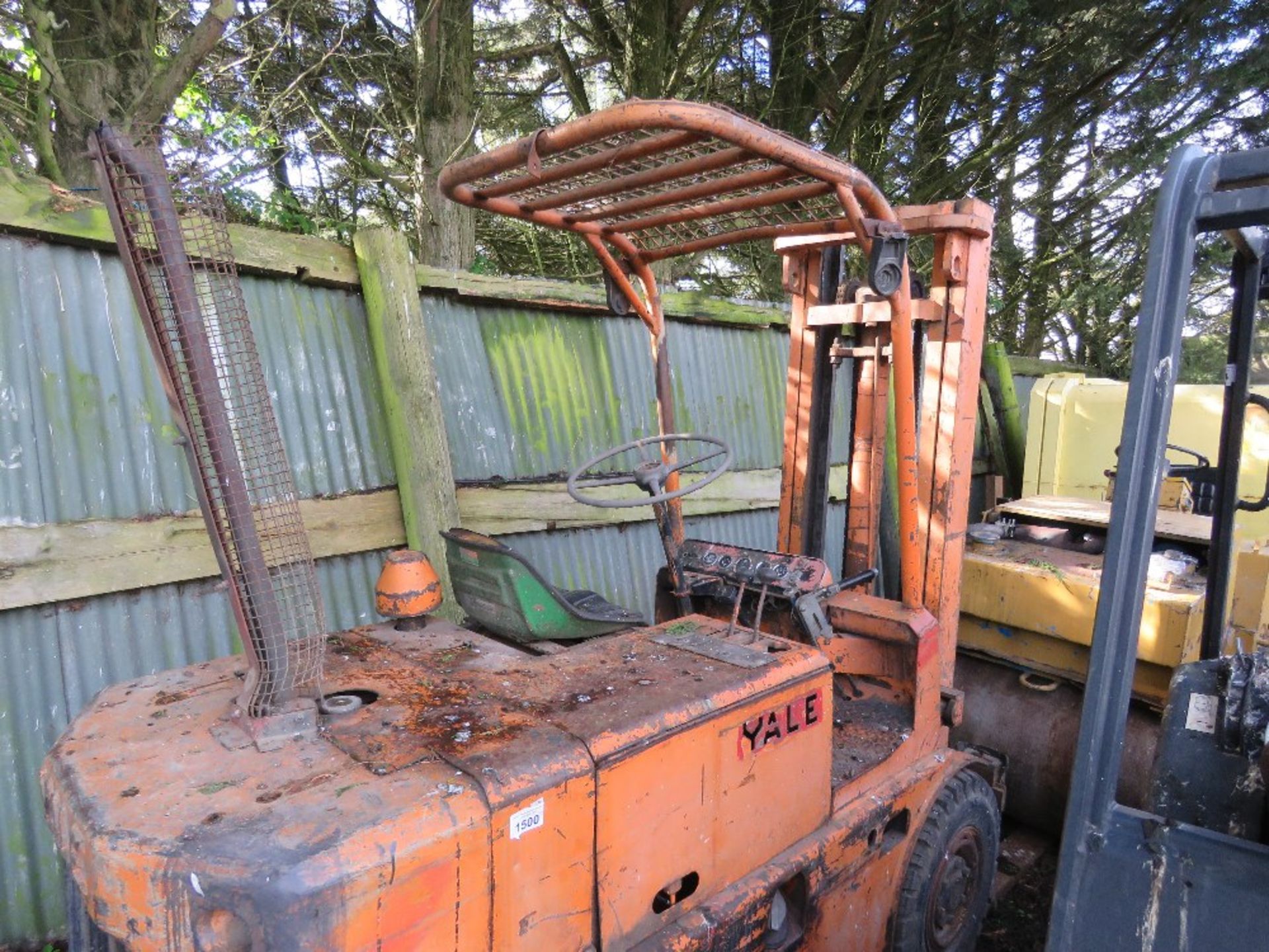 YALE DIESEL FORKLIFT TRUCK. WHEN TESTED WAS SEEN TO DRIVE, BRAKE AND LIFT (STEERING TIGHT). SEE VIDE - Image 5 of 9