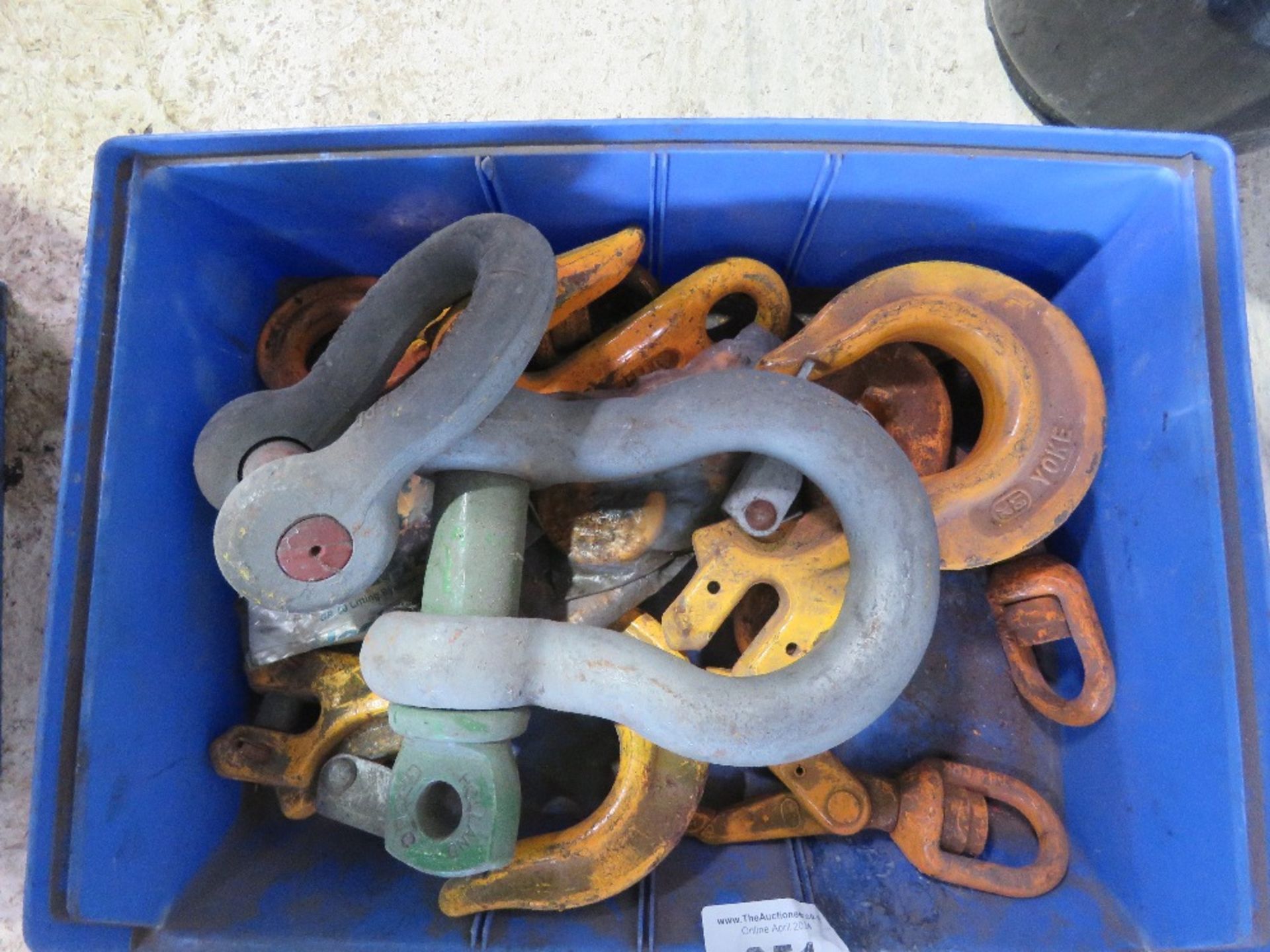 TRAY CONTAINING LARGE SHACKLES AND LIFTING HOOKS.