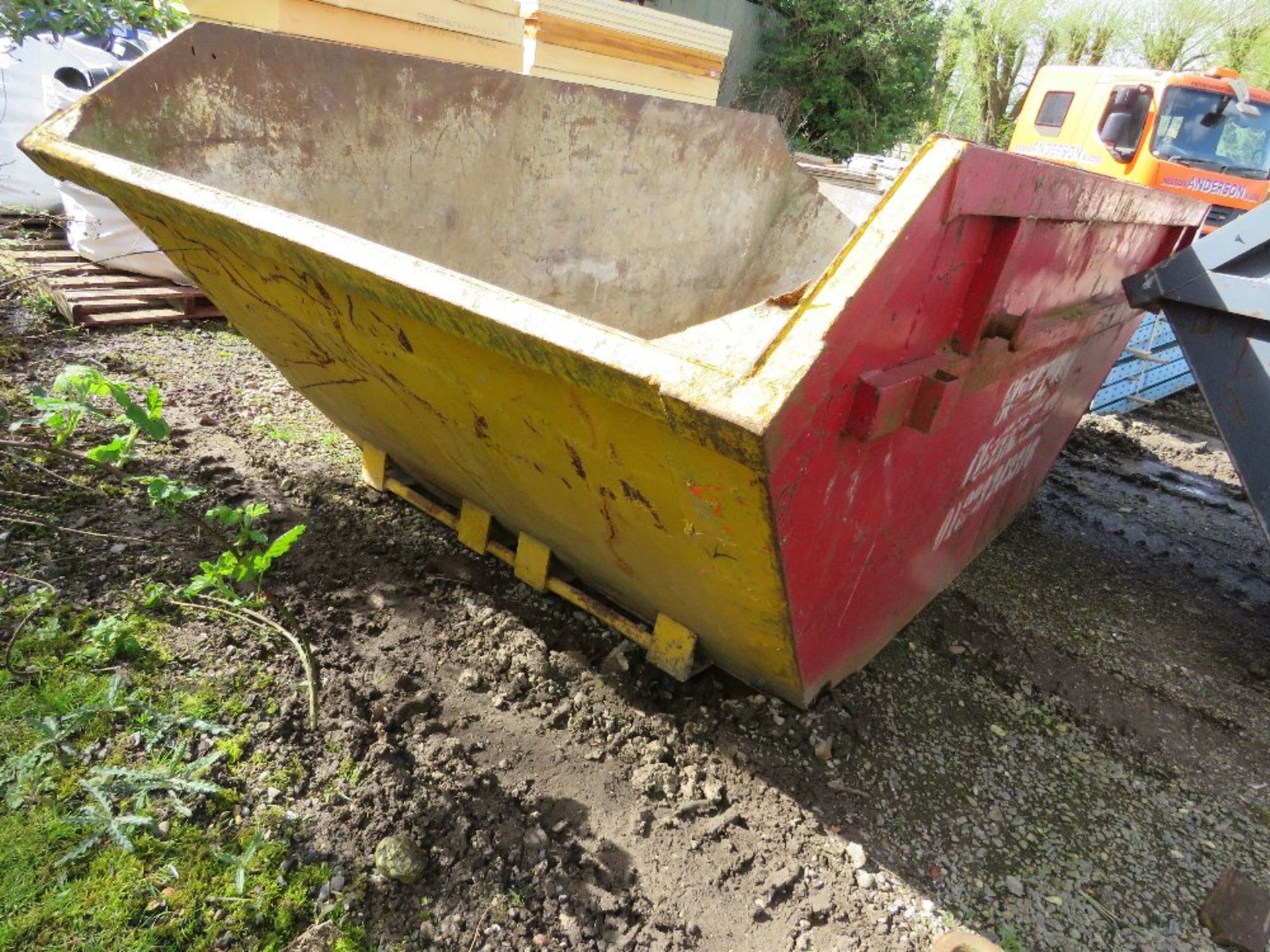 6 YARD SIZED CHAIN LIFT SKIP. ....THIS LOT IS SOLD UNDER THE AUCTIONEERS MARGIN SCHEME, THEREFORE NO - Image 4 of 4