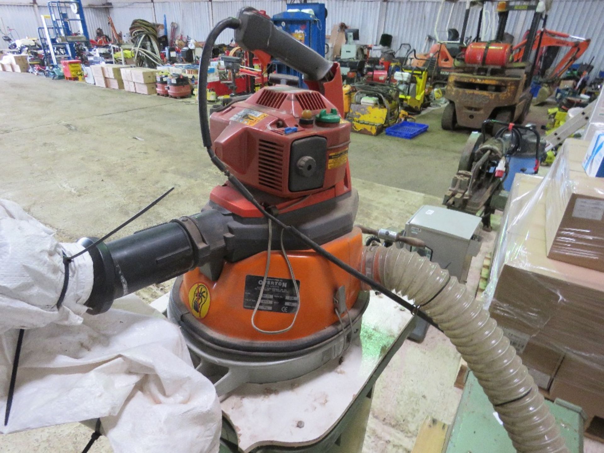 HUSQVARNA PETROL ENGINED BIN VACUUM CLEANER.....THIS LOT IS SOLD UNDER THE AUCTIONEERS MARGIN SCHEME - Image 4 of 4