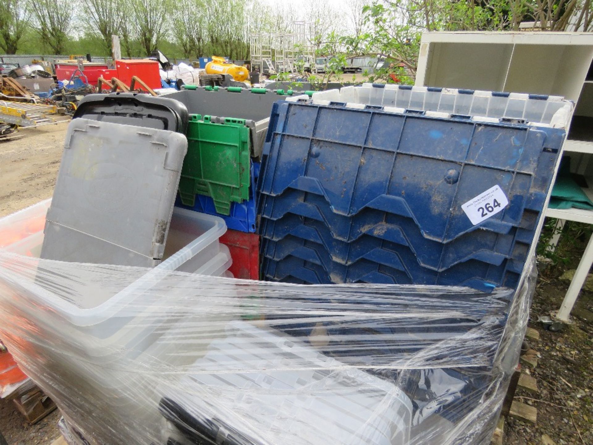 PALLET CONTAINING ASSORTED PLASTIC STORAGE CRATES.....THIS LOT IS SOLD UNDER THE AUCTIONEERS MARGIN - Image 2 of 4