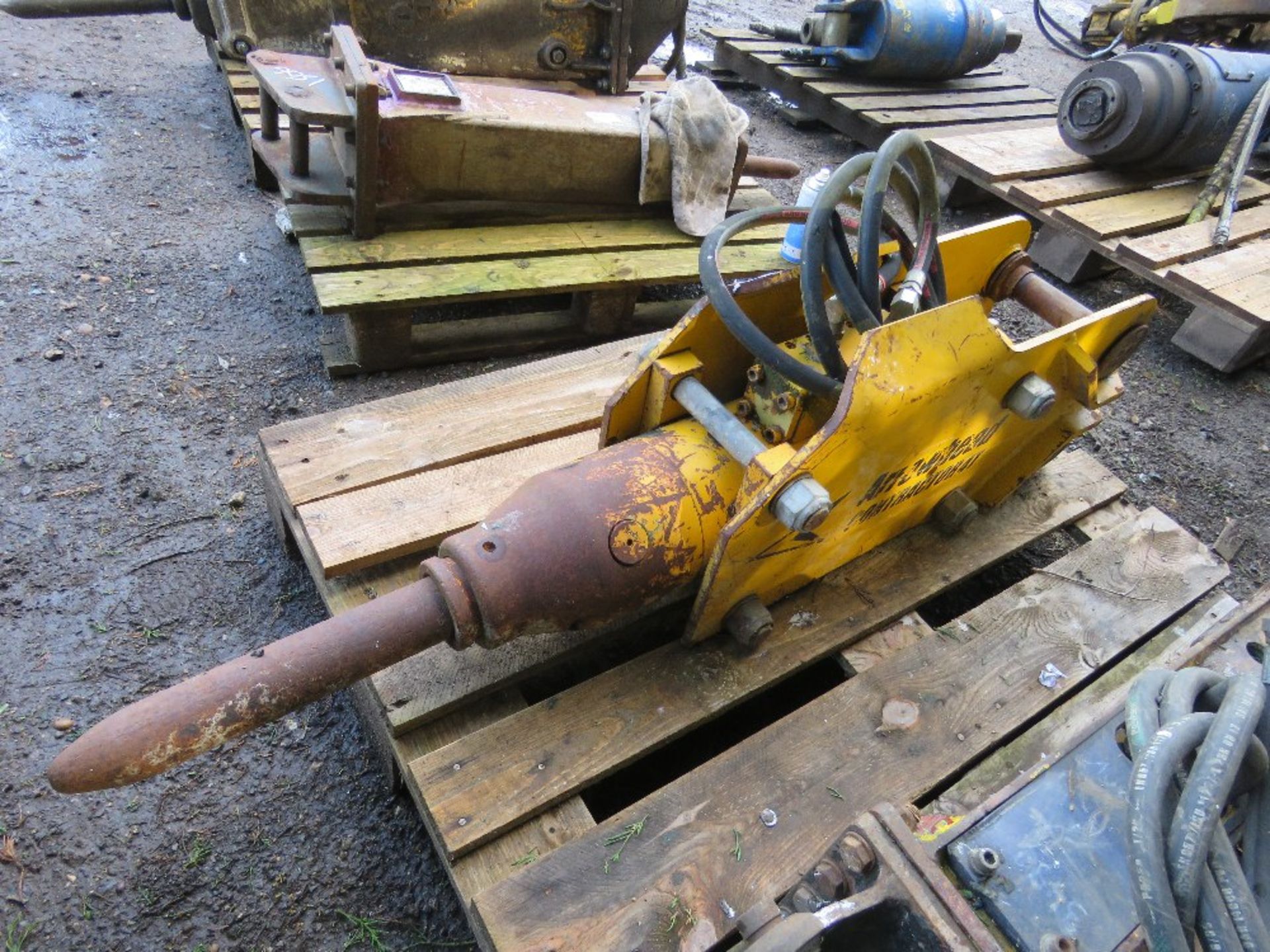 ARROWHEAD CONTRACTOR 4T EXCAVATOR MOUNTED BREAKER ON 45MM PINS. HAS DONE VERY LITTLE WORK, BELIEVED - Image 2 of 4