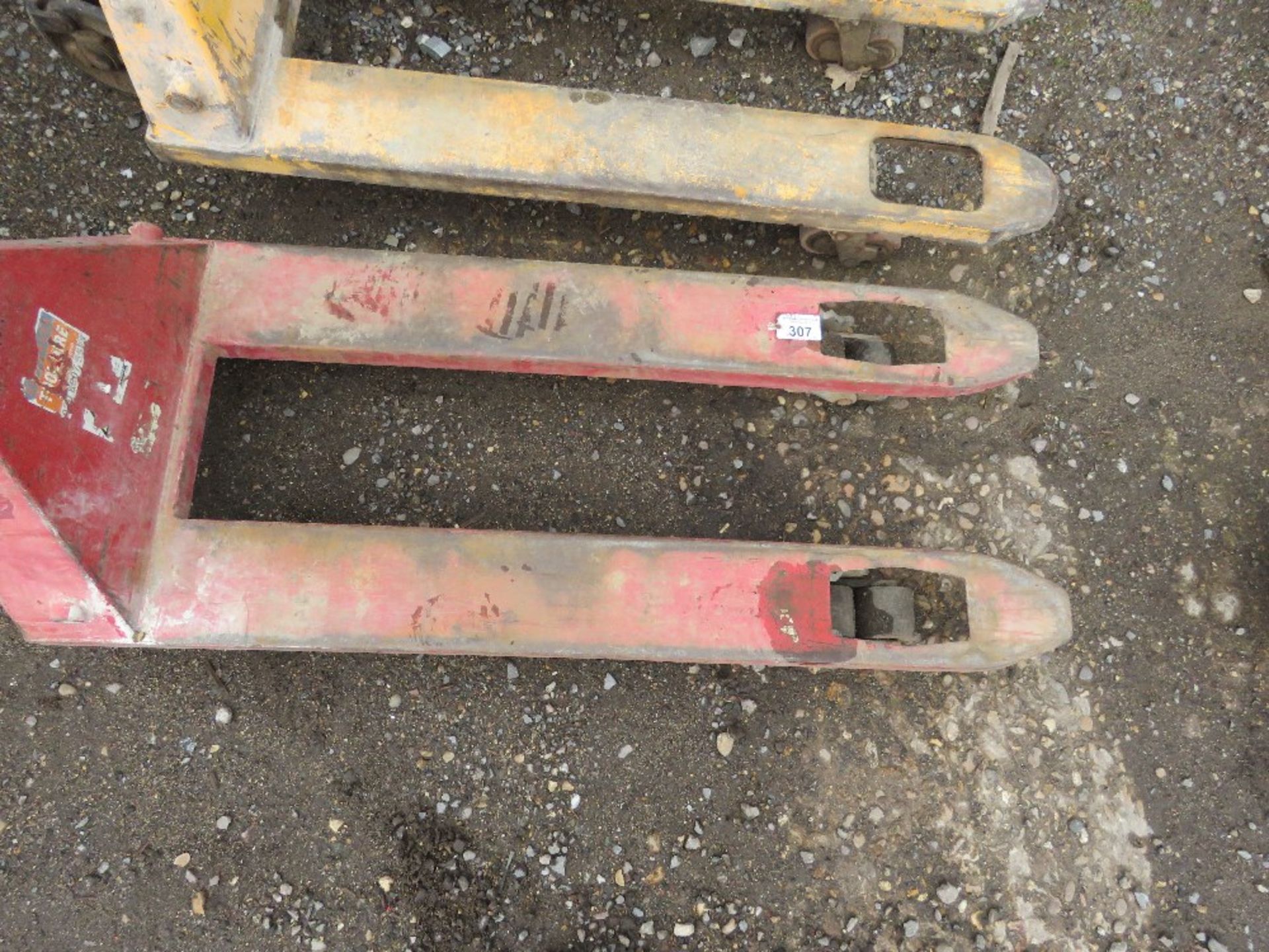 HYDRAULIC PALLET TRUCK.....THIS LOT IS SOLD UNDER THE AUCTIONEERS MARGIN SCHEME, THEREFORE NO VAT WI - Image 2 of 3