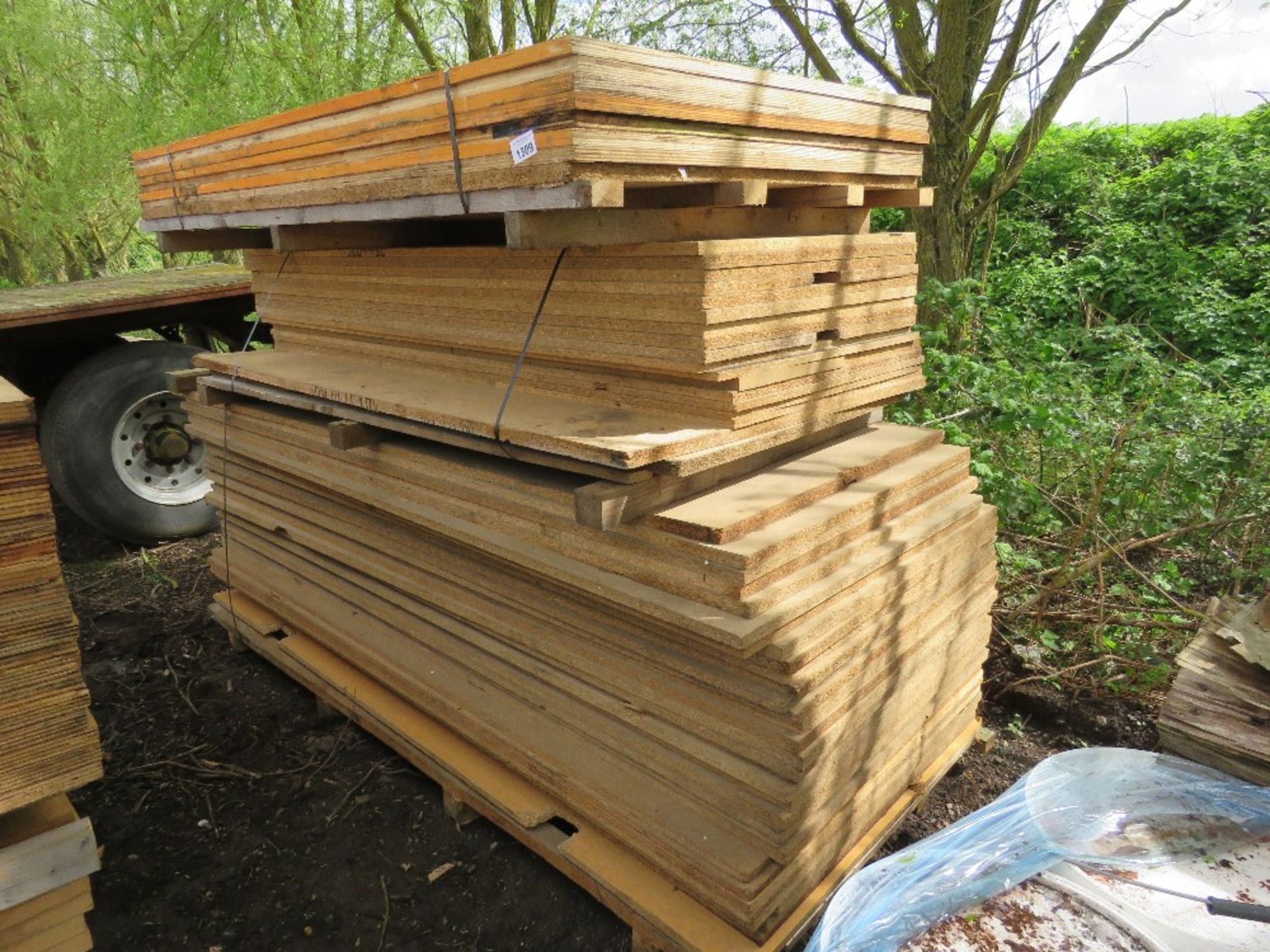 STACK OF CHIPBOARD SHEETS PLUS 7NO HEAVY DUTY PLYWOOD SHEETS.