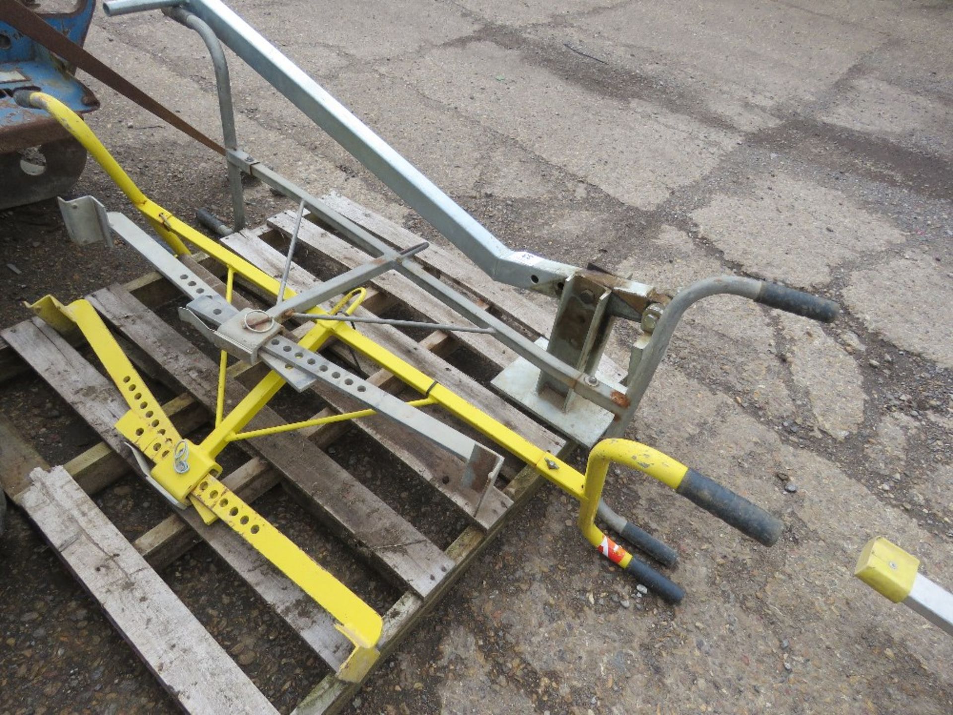 2 X KERB LIFTING TONGS AND A MANHOLE LIFTER UNIT. SOURCED FROM COMPANY LIQUIDATION.....THIS LOT IS S - Image 4 of 4