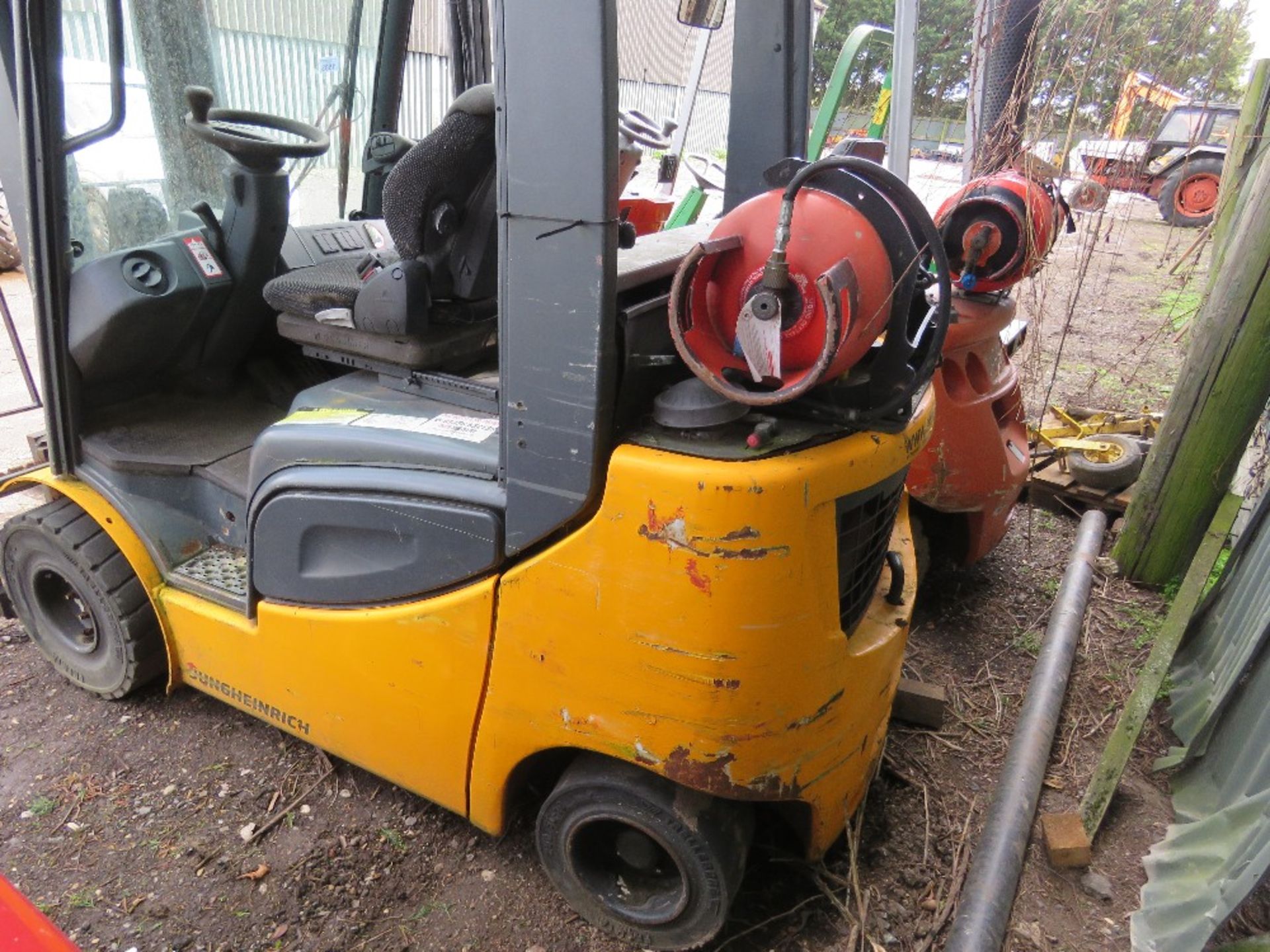 JUNGHEINRICH GAS POWERED FORKLIFT TRUCK WITH CONTAINER SPEC FREE LIFT MAST. - Image 7 of 13