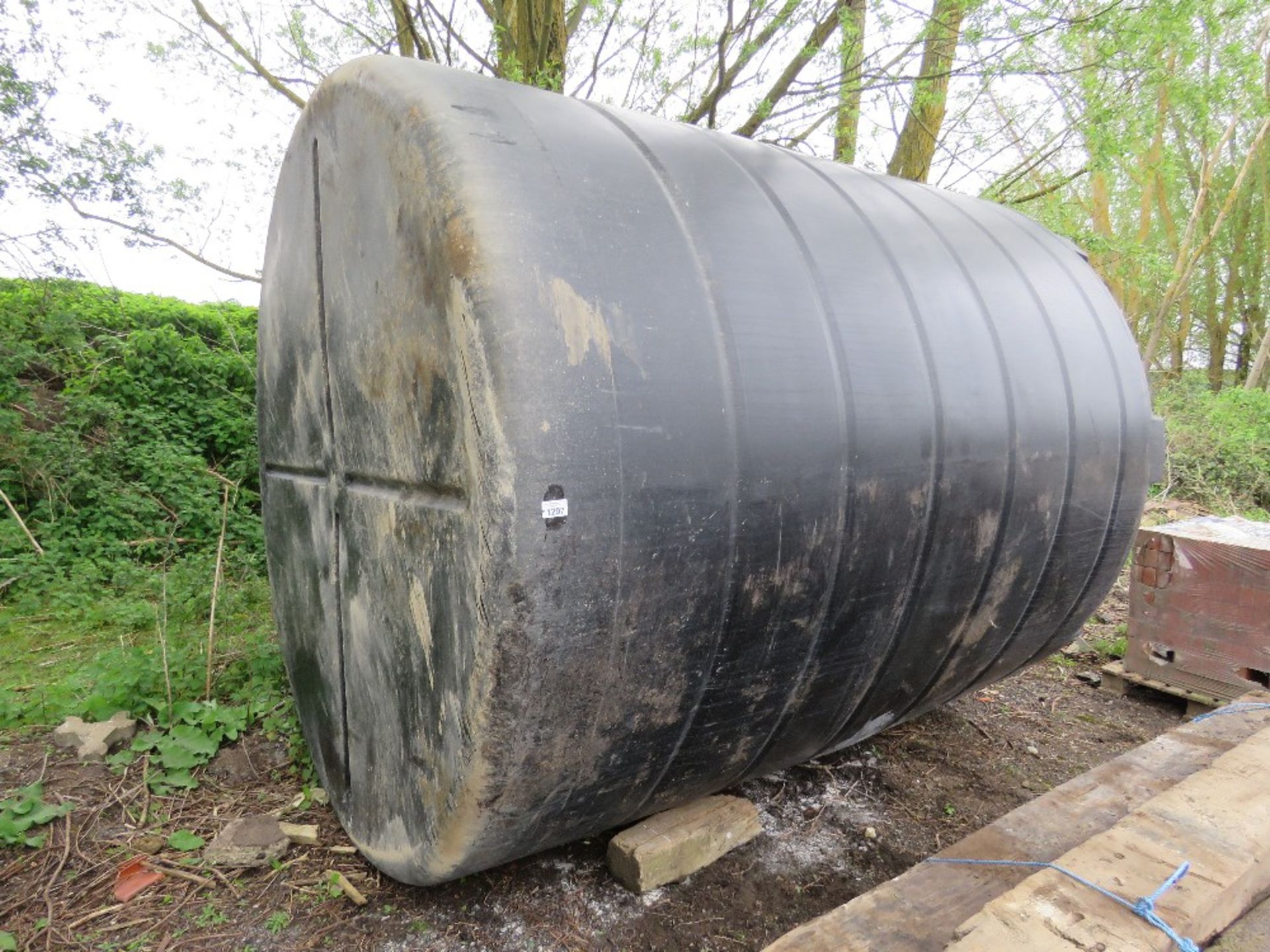 EXTRA LARGE WATER STORAGE TANK 10FT HEIGHT X 9FT DIAMETER APPROX. DAMAGED IN THE MIDDLE AS SHOWN. EX - Image 6 of 10