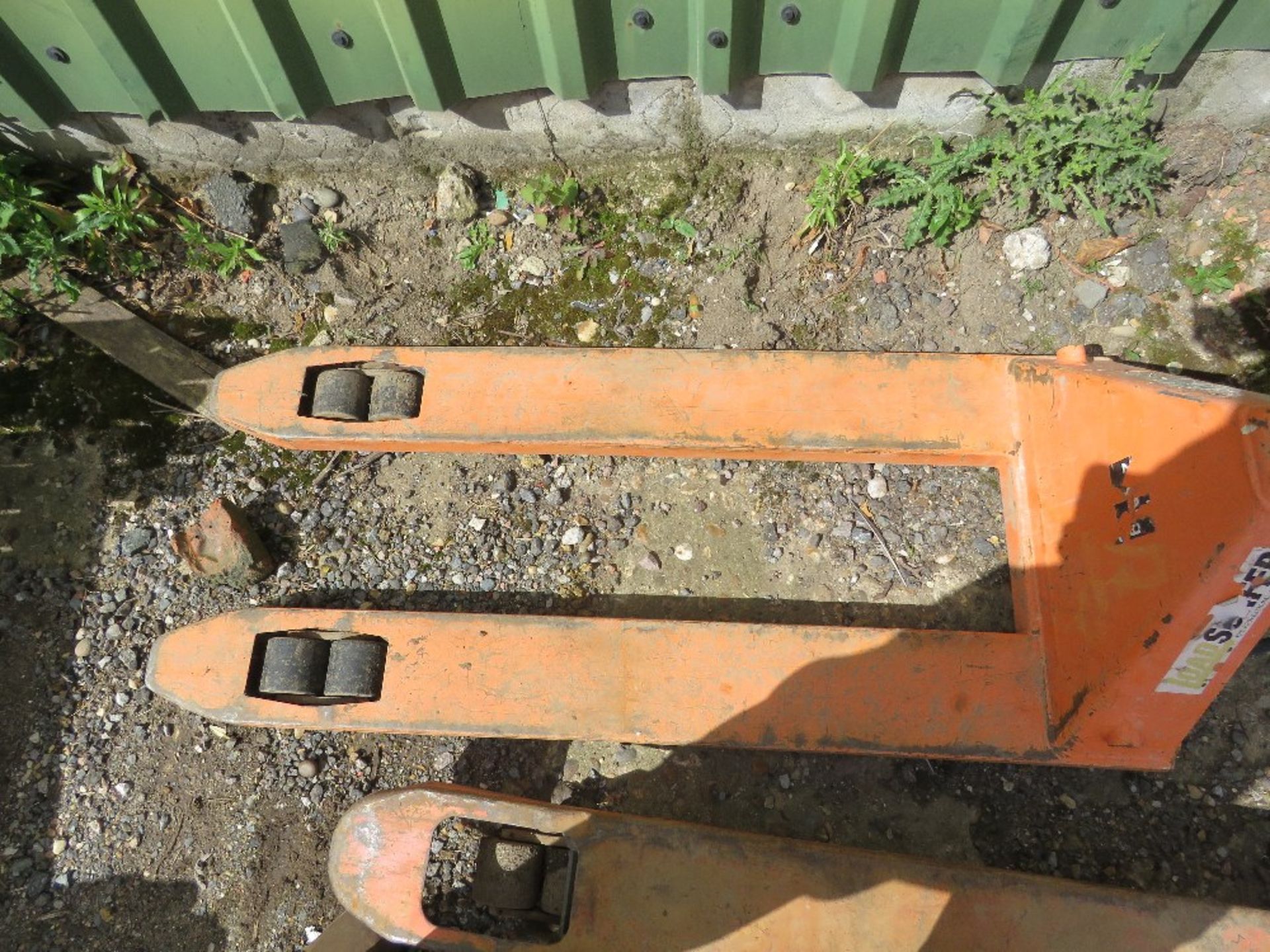 HYDRAULIC PALLET TRUCK.....THIS LOT IS SOLD UNDER THE AUCTIONEERS MARGIN SCHEME, THEREFORE NO VAT WI - Image 3 of 3
