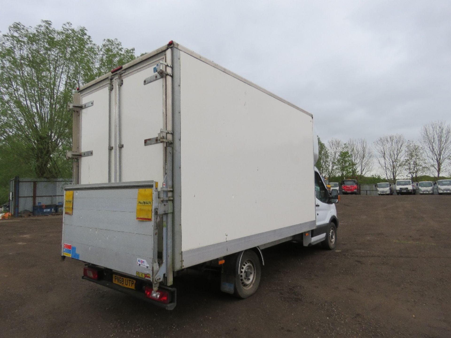 FORD TRANSIT 350 LUTON BOX VAN WITH TAIL LIFT. REG:PN68 UTP. WITH MOT UNTIL 31/10/24. V5 DOCUMENT, - Image 7 of 12