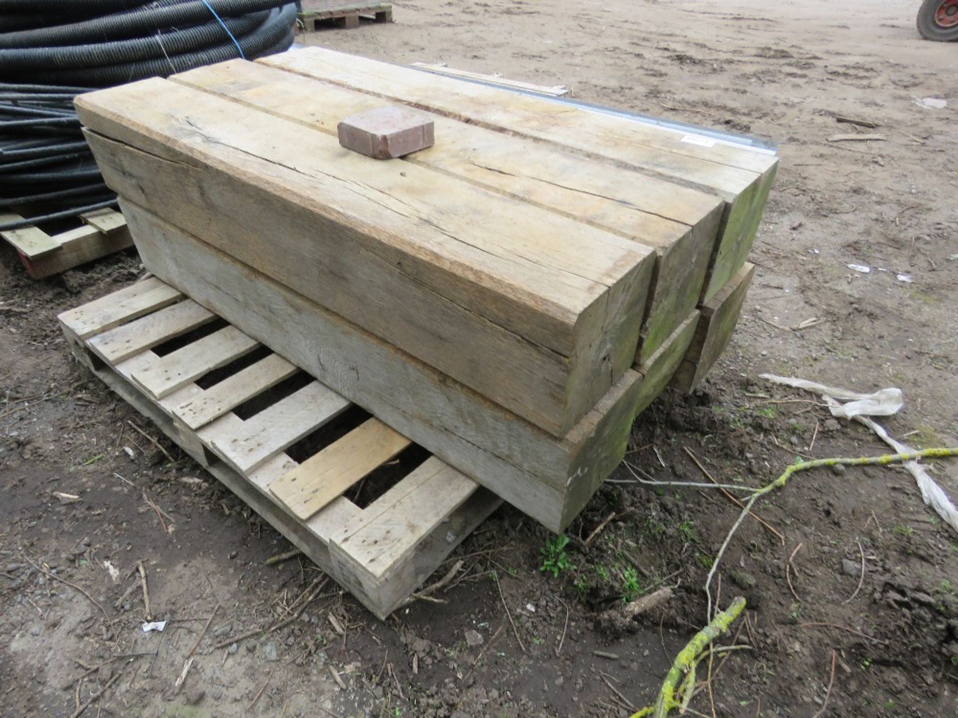 6NO HEAVY DUTY OAK BOLLARD POSTS 1.5M HEIGHT X 24CM X 24CM APPROX.....THIS LOT IS SOLD UNDER THE AUC - Image 3 of 4