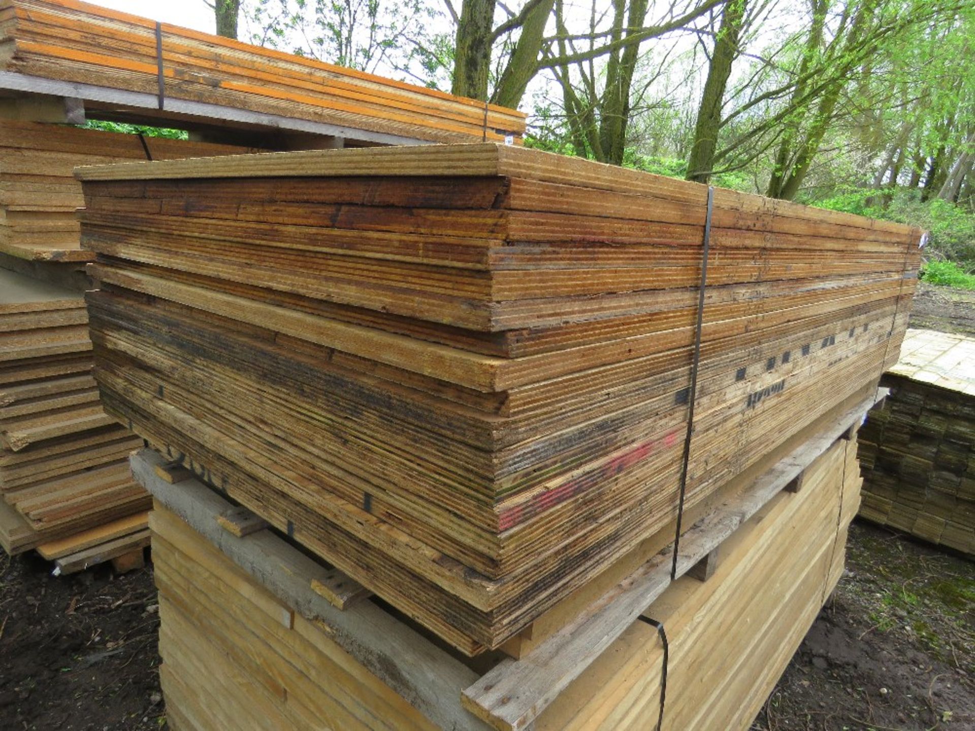 STACK OF APPROXIMATELY 19NO HEAVY DUTY 18-20MM APPROX PLYWOOD SHEETS 1.1M X 2.23M SIZE APPROX. - Image 4 of 4