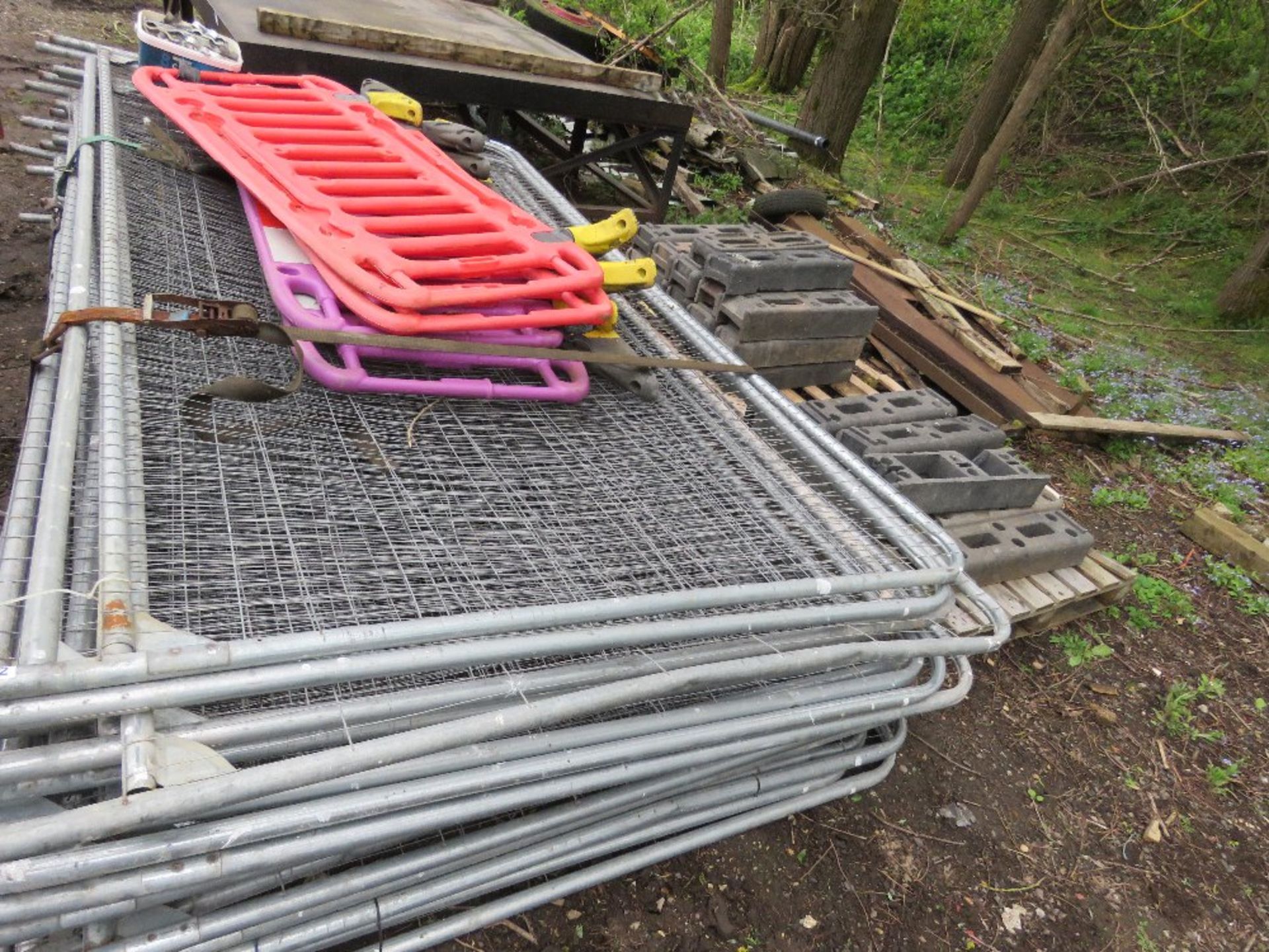 STACK OF HERAS TYPE FENCE PANELS (21NO IN TOTAL APPROX) WITH FEET AND CLIPS AS SHOWN PLUS 4 NO PLAST