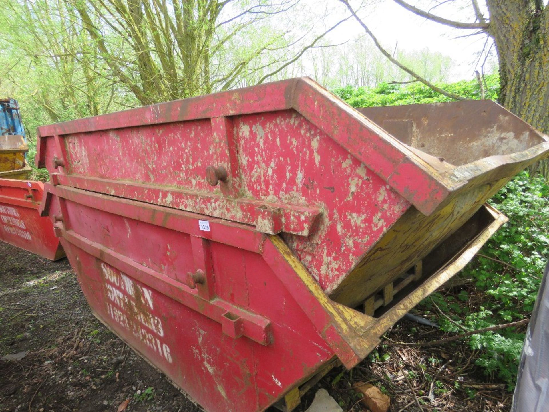 2NO CHAIN LIFT WASTE SKIPS, 8 YARD CAPACITY APPROX. SOURCED FROM COMPANY LIQUIDATION. - Bild 2 aus 5