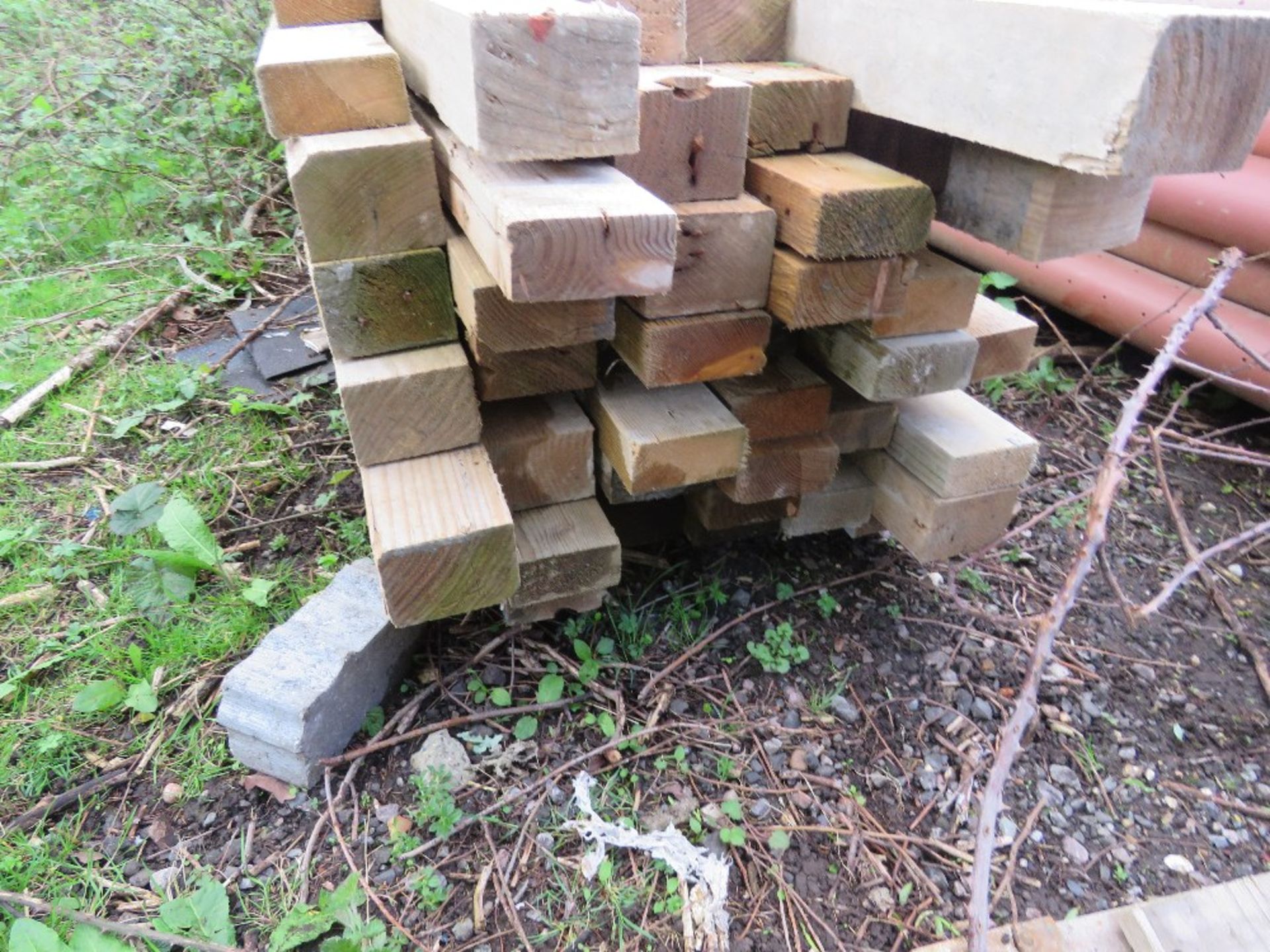 LARGE BUNDLE OF ASSORTED CONSTRUCTION TIMBERS 8FT-16FT LENGTH APPROX.....THIS LOT IS SOLD UNDER THE - Image 3 of 5
