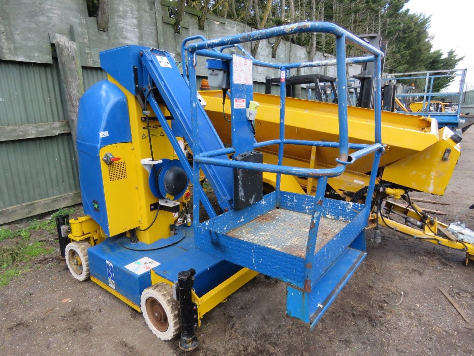 ABM ORION 1000 SELF PROPELLED 10 METRE MAST ACCESS LIFT UNIT WITH OUTRIGGERS YEAR 2001. SN:011006118